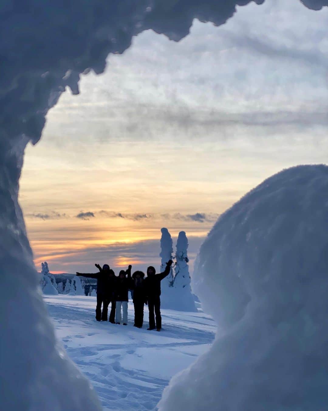 ラウラ・レピストのインスタグラム：「Talviviikko parhaassa seurassa - akut taas täynnä maaliskuun työreissumaratoniin💙❄️ Laskiaissunnuntaina käveltiinkin jo vihreällä nurmikolla🍃🙊 . . . . #laskiaissunnuntai #ruka #kuusamo #riisitunturi #visitfinland」