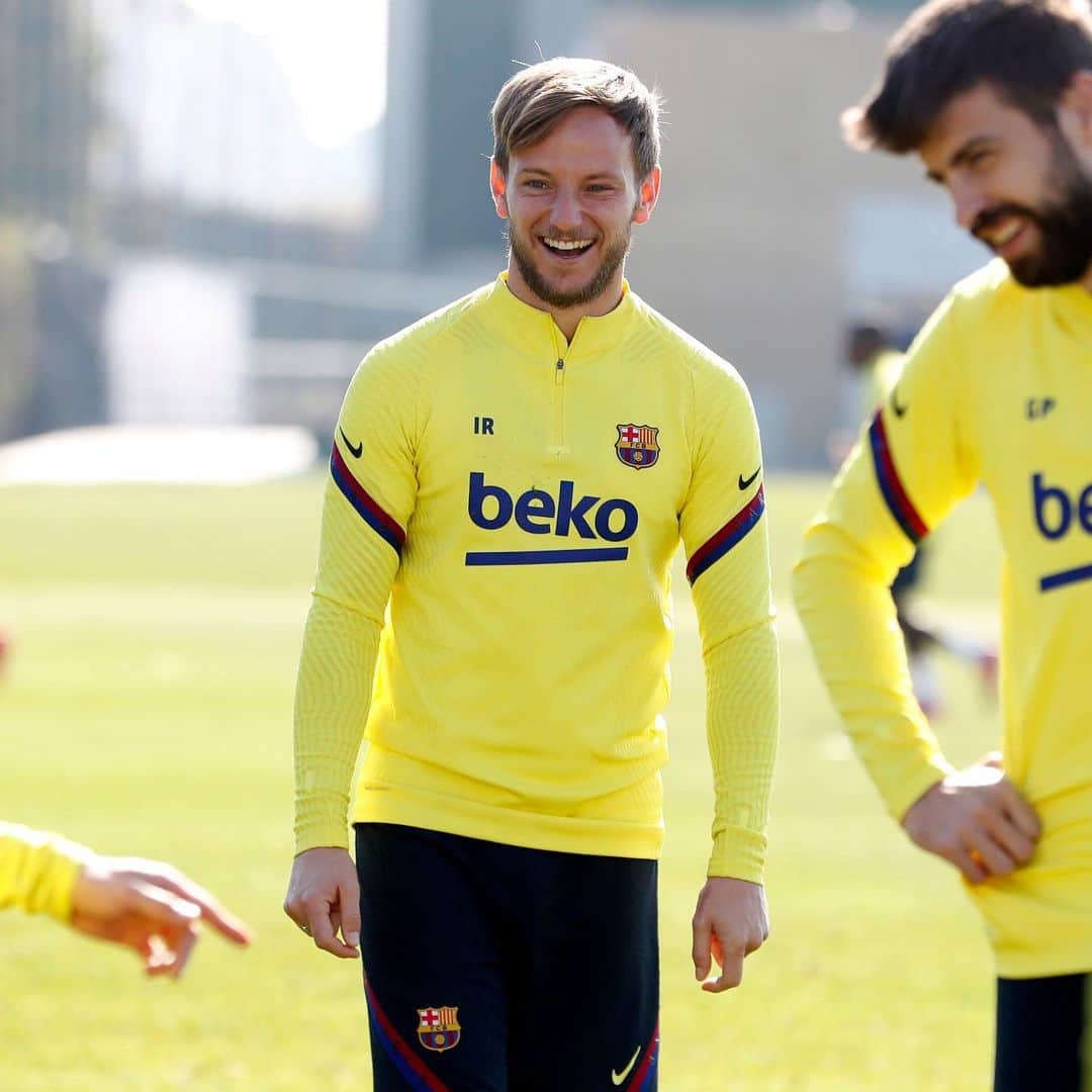 イヴァン・ラキティッチのインスタグラム：「Siempre con alegría, viene la @championsleague 😃⚽️💪」