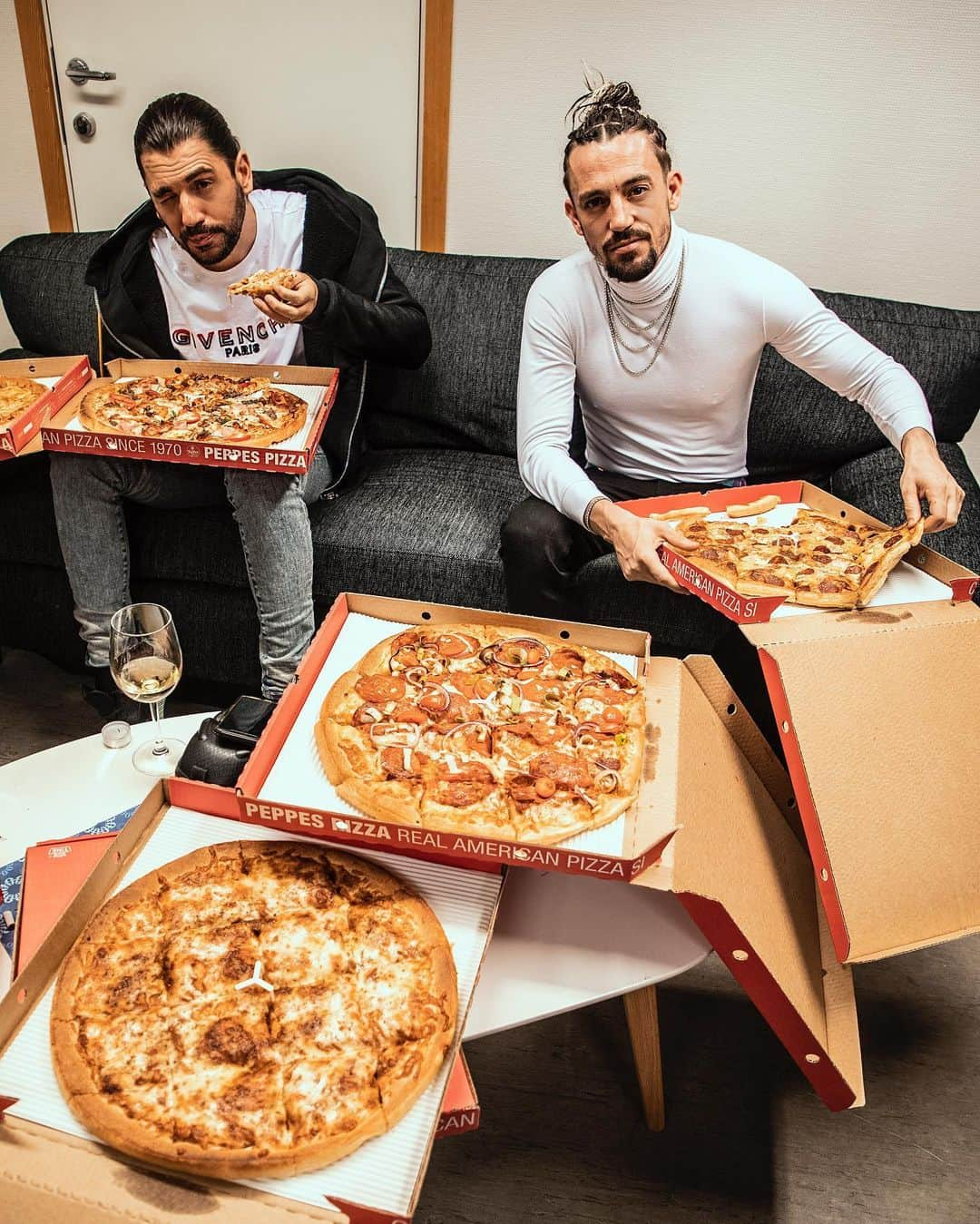 Dimitri Vegas & Like Mikeさんのインスタグラム写真 - (Dimitri Vegas & Like MikeInstagram)「Home is where the pizza is」2月24日 3時53分 - dimitrivegasandlikemike