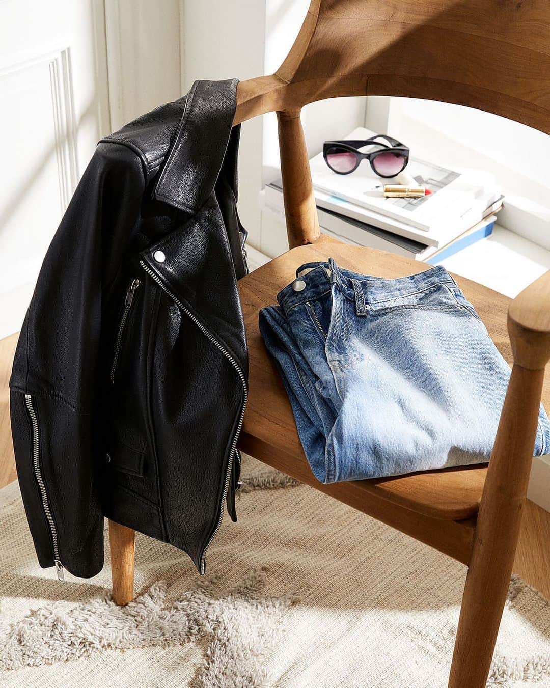 H&Mさんのインスタグラム写真 - (H&MInstagram)「Springtime needs at least one biker jacket, right? Head over to our Story for more trend treasures. #HM  Lipstick: 0273140001 Biker jacket: 0787148001 Sunglasses: 0848311001 Straight High Waist Jeans: 0865439001」2月24日 3時47分 - hm