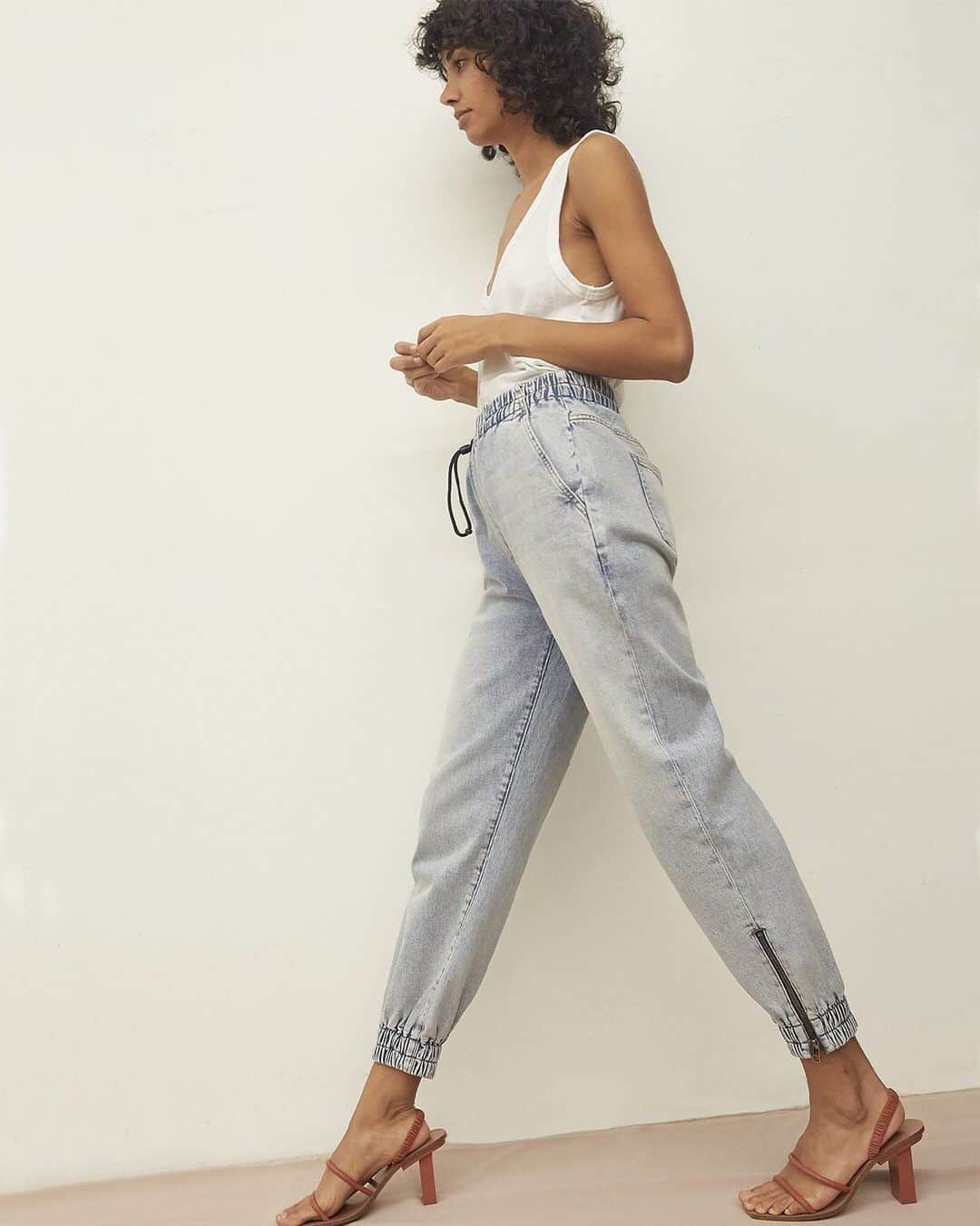 カレントエリオットのインスタグラム：「a relaxed jogger silhouette in a cool washed out denim? / jog, don’t walk to the link in our bio for your new everyday pant」