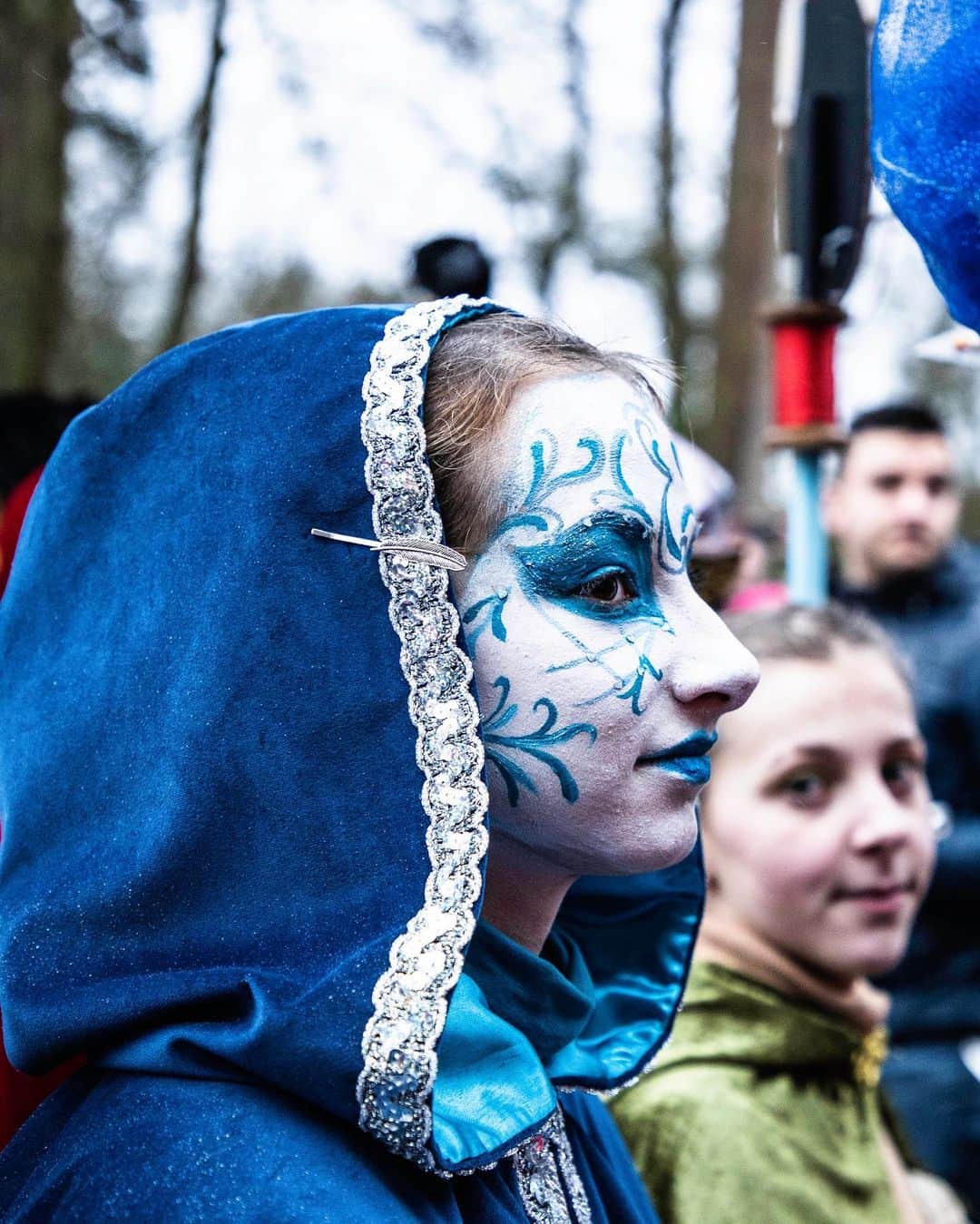エリオ・ディルポさんのインスタグラム写真 - (エリオ・ディルポInstagram)「Même sous la pluie, Binche vit au rythme de son carnaval ! 🙌🏻🎉 Que les festivités commencent ! 🥳#binche #carnaval #wallonie #ps」2月24日 3時54分 - eliodirupo