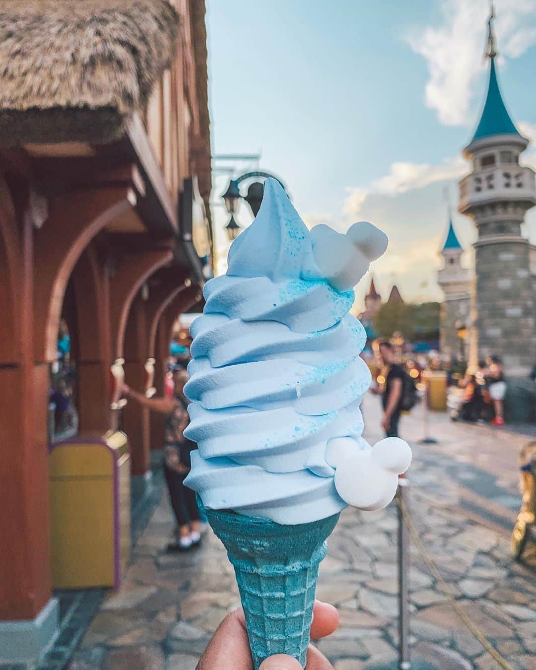 のインスタグラム：「Frozen treats are the best treats. 🍦😋❄ #DisneySnacks #ArendelleAqua #WaltDisneyWorld (📷: @adambryan)」