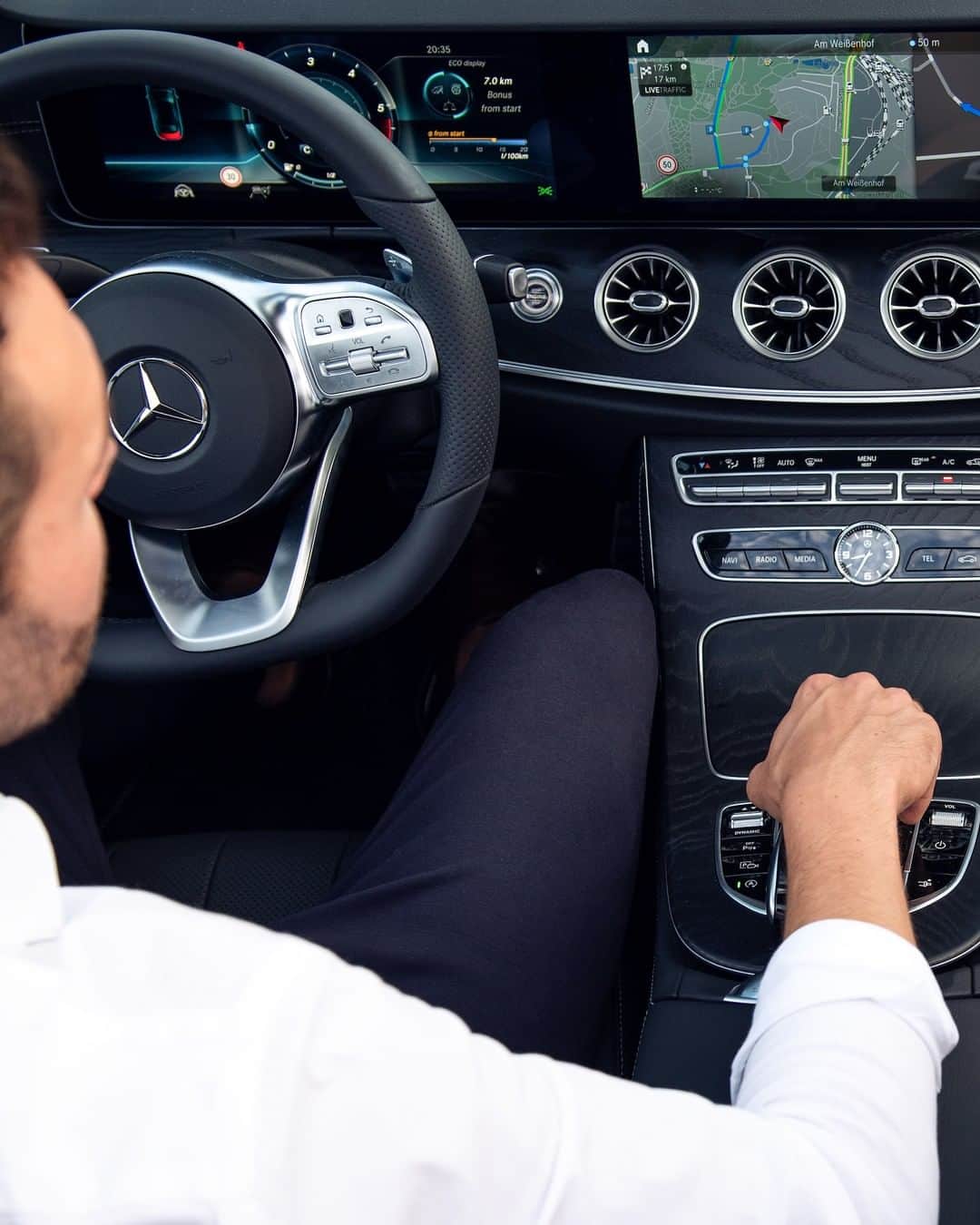 メルセデス・ベンツさんのインスタグラム写真 - (メルセデス・ベンツInstagram)「Arrive fast and relaxed – Get traffic data in real time on your navigation system with Live Traffic information. Available for purchase in the Mercedes me Store for many models. 📸 @lumafoto for #MBsocialcar  #MercedesBenz #MB #daimler #thebestornothing #DigitalServices #Mercedesme #instacar」2月24日 4時00分 - mercedesbenz