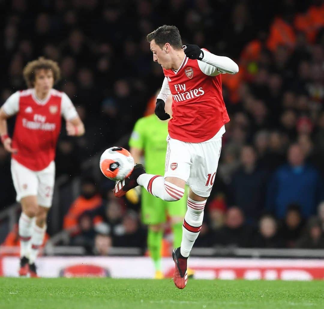 メスト・エジルのインスタグラム：「Heart still racing from those last minutes 🤪 but what counts: another win, another game unbeaten and another step in the right direction. 😎 #YaGunnersYa ❤⚽ #M1Ö #COYG」