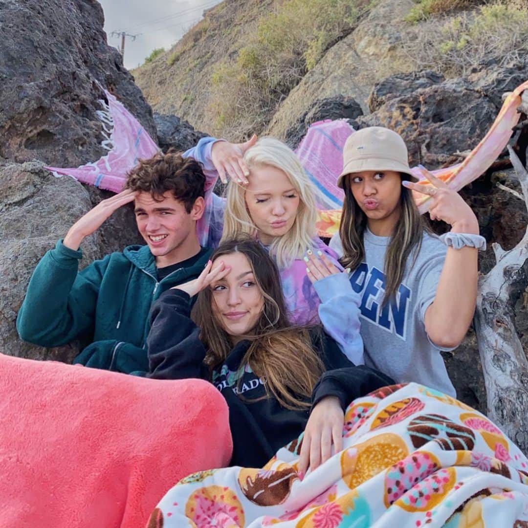 Nia Sioux Frazierさんのインスタグラム写真 - (Nia Sioux FrazierInstagram)「it rained on us at the beach yesterday so we decided to take matters into our own hands and make a fort」2月24日 4時34分 - niasioux