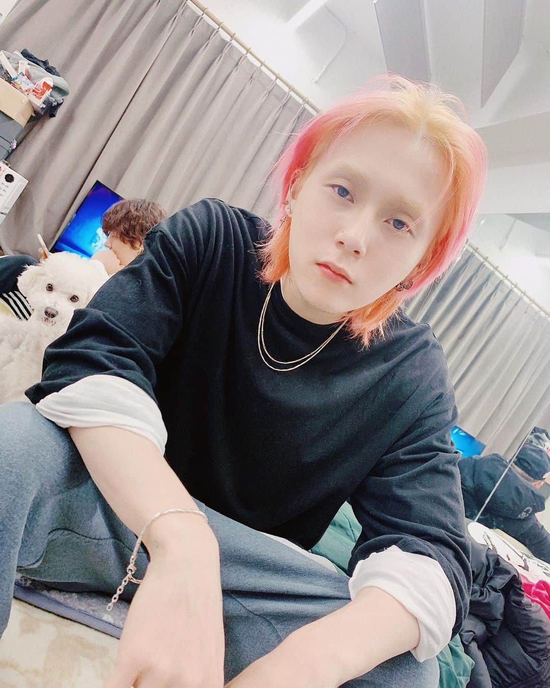 イドンさんのインスタグラム写真 - (イドンInstagram)「내 눈썹 어디갔어 🤔」2月23日 19時43分 - hyojong_1994