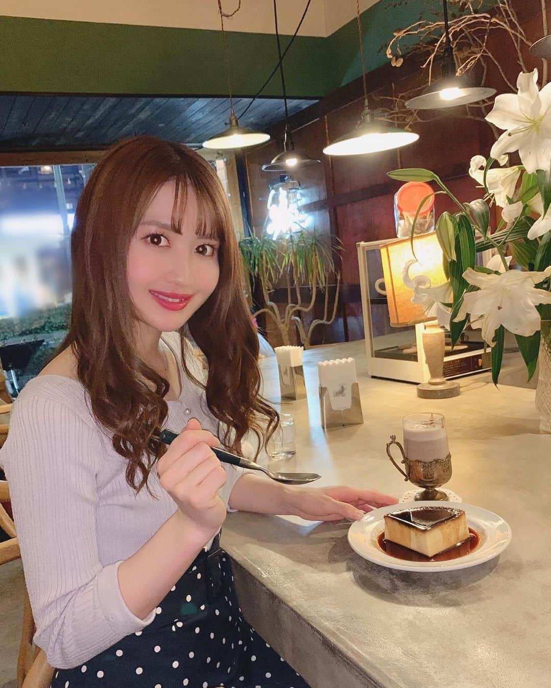 沢井里奈さんのインスタグラム写真 - (沢井里奈Instagram)「♡ . 今池にある｢シヤチル｣☕️💕💕 . レトロモダンな居心地の良いお店で、 一度行ってから好きになりました☺️💓💓 . シヤチルのプリンは少し固めで、 程よい甘さで美味しいです😌❤️ ドリンクは｢ホットチョコレート｣🍫💕💕 オレンジか何か柑橘系の香りもあって くどすぎない甘さ😊💕💕 . . #さわーコーデ 👗🌸 clothes♡ #apuweiserriche . . #shachil #cafe #instafood #ootd #coordinate #fashion #instafashion #instagood #instagramjapan #japanesegirl #girls #シヤチル #シャチル #プリン #名古屋グルメ #カフェ #夜カフェ #今池カフェ #名古屋カフェ#カフェ巡り #さわーカフェ巡り #沢井里奈」2月23日 19時44分 - sawairina