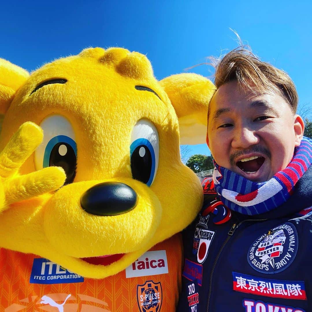 植田朝日のインスタグラム：「🔵🔴﻿ ﻿ 前半怪しかったけど、なんだかんだの3発で逆転勝利‼️﻿ ﻿ それはもう🇧🇷🇧🇷🇧🇷って感じでしたよ！w﻿ ﻿ いや〜、相手は嫌だろうね。苦笑﻿ ﻿ まだ、システム完成には程遠いこの段階で個のチカラで勝ち点取れるのはデカいわ。﻿ ﻿ 次はホーム開幕戦、やってやろうぜ‼️﻿ で、パルちゃんだと思ったら違う子だったらしい⁉️笑 ﻿ #tokyo12﻿ ﻿」