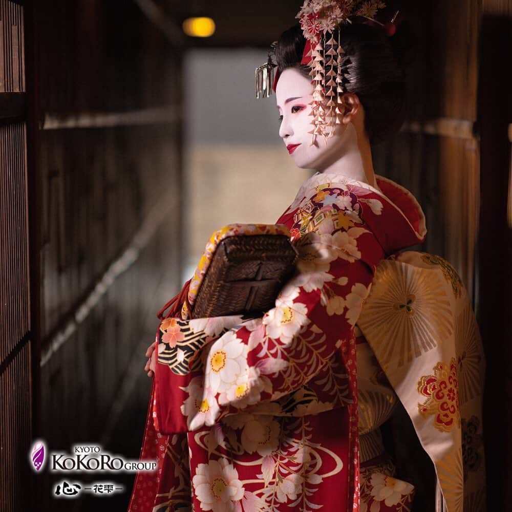 心－花雫－さんのインスタグラム写真 - (心－花雫－Instagram)「先日、「花街の心」プランをご体験下さった、とっても素敵なお客様です✨  #舞妓 #舞妓体験 #心花雫 #京都 #祇園 #変身写真 #kyoto #japan #maiko #geisha #geiko #oiran #gion #kimono #beautiful #japantrip #japan_focus #japanstyle #japanphoto #kyotojapan #discoverkyoto #instagramjapan #ilovekyoto」2月23日 19時46分 - kokoro_hanashizuku