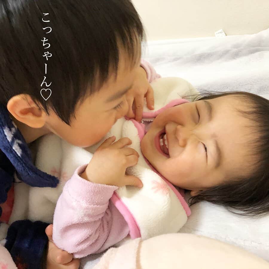 makikoさんのインスタグラム写真 - (makikoInstagram)「❤︎ 最近布団でしばらく2人でじゃれ合ってるのがめちゃ可愛い🥰💗 ．  こちょこちょしたり、ことちゃんがキャーキャー言ったり、エイトがちゅーしたり😚🌟 ．  ことちゃんがまだ赤ちゃんの頃は、ちゅーしてよく泣かしてたからね（笑）😂❣️ ．  こういう時間がいちばん私も癒される😌🌸 ．  #寝る前のイチャイチャタイム  #布団に入ると毎晩テンション上がる2人 #寝るときは2人とも引っ付いて寝てくる #おかげで私は寝返り打つスペースすらない #兄妹愛 #1歳 #生後17ヶ月 #4歳 #兄妹 #親バカ部」2月23日 20時00分 - batako93