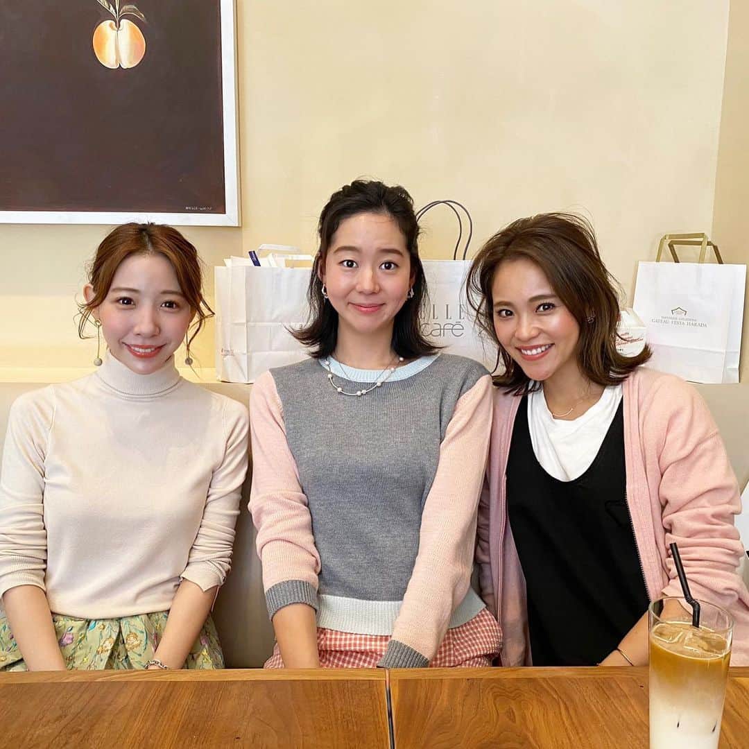 のインスタグラム：「東京へ来ました✈️🤍 ・ 大好きな2人とランチ♥︎ 大好きな美味しいお土産、たくさんありがとう🥺♥️(背面がお土産の整列に♡笑) ・ 私からはあのお土産を…👵🏼笑笑 ・ あっという間でした💦 またゆっくり会いたいな♡ ありがとう💗💗💗 ・ ・ #tokyo #sunday #東京ランチ #love」