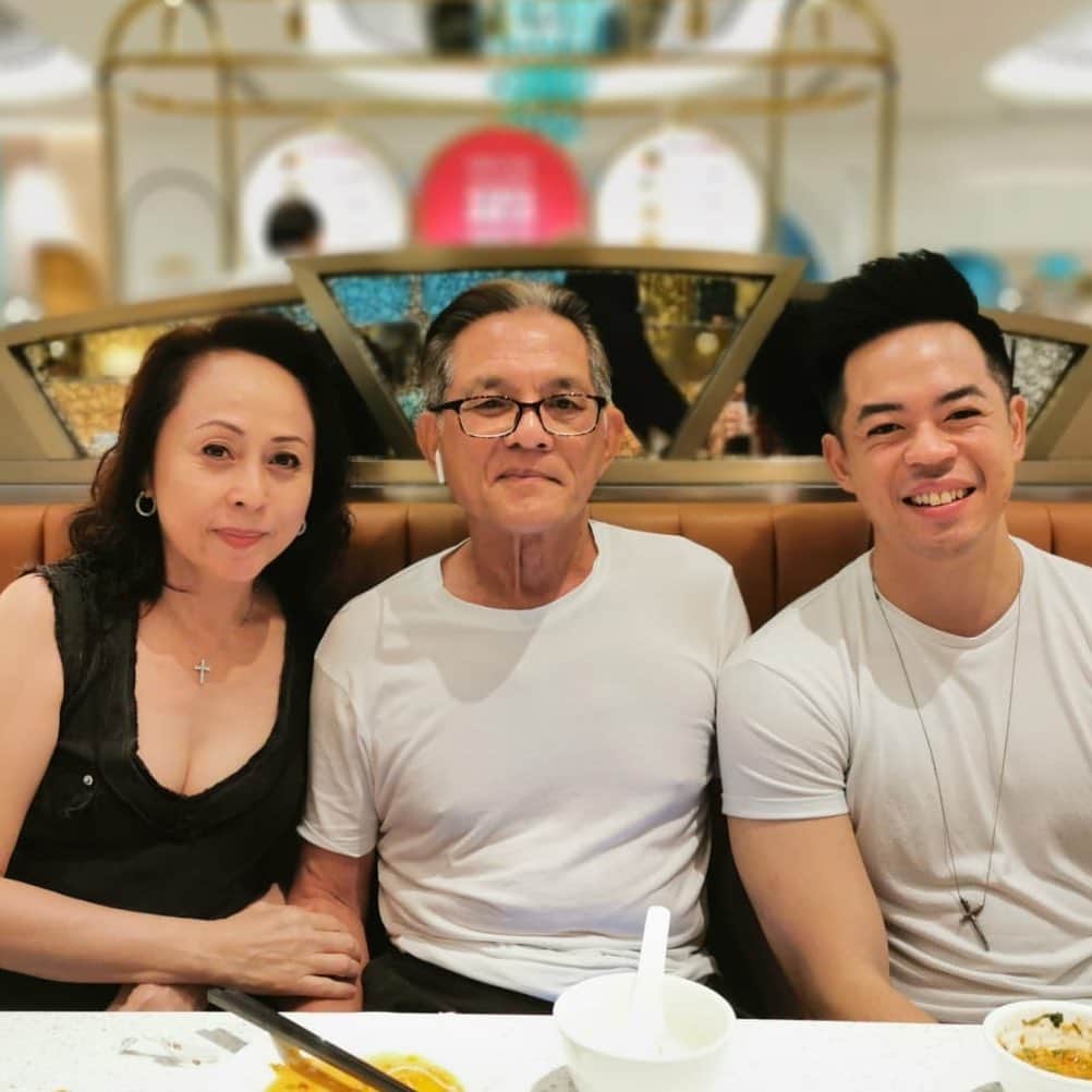 ヒューバートのインスタグラム：「Last meal before I flew off, who do I look like the most? 🤔」