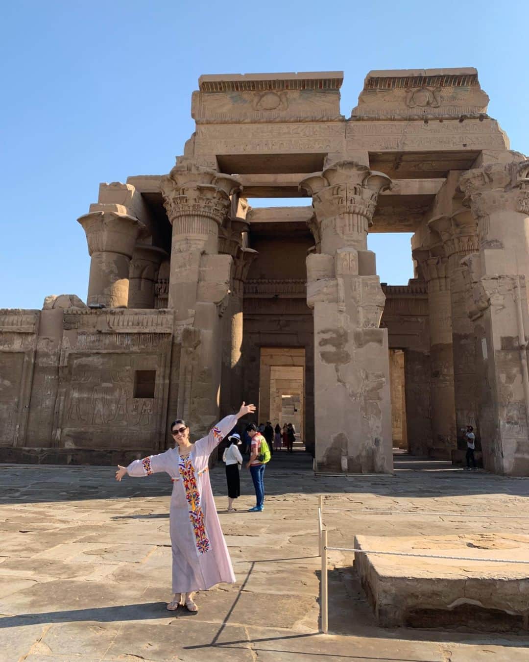 日高大地さんのインスタグラム写真 - (日高大地Instagram)「エジプト旅行記【コム・オンボ神殿とホルス神殿】﻿ ﻿ 1枚目は今回のエジプト旅行でとってもお世話になった、スーパーガイドのモハメッド さん😊モハ先生です。﻿ エジプト旅行へ行く予定の方はぜひご紹介したい！﻿ 着ているのは、エジプト民族衣装のガラベーヤ。現地調達しました🤗﻿ 木綿や麻で織られているので、涼しい！﻿ ﻿ 2.3.4.5. コム・オンボ神殿　迫力と、レリーフが綺麗！﻿ 6.7.8. ホルス神殿　ハヤブサの神ホルスを祭る神殿。﻿ エジプト国内で最も美しいホルス像と讃えられている。﻿ ﻿ ﻿ #travel #travelgram #instatravel #travelphotography #世界遺産 #旅写真#旅スタグラム#海外旅行﻿ #エジプト #エジプト旅行#ピラミッド#カイロ#ギザ#スフィンクス#砂漠#ナイル川#クルーズ#ナイル川クルーズ#エドフ#コムオンボ神殿#ホルス神殿#ガラベーヤ#egypt#nileriver#cairo#aswan#templeofkomombo#templeofhorus#garabeya#🇪🇬」2月23日 20時02分 - yoko92hidaka