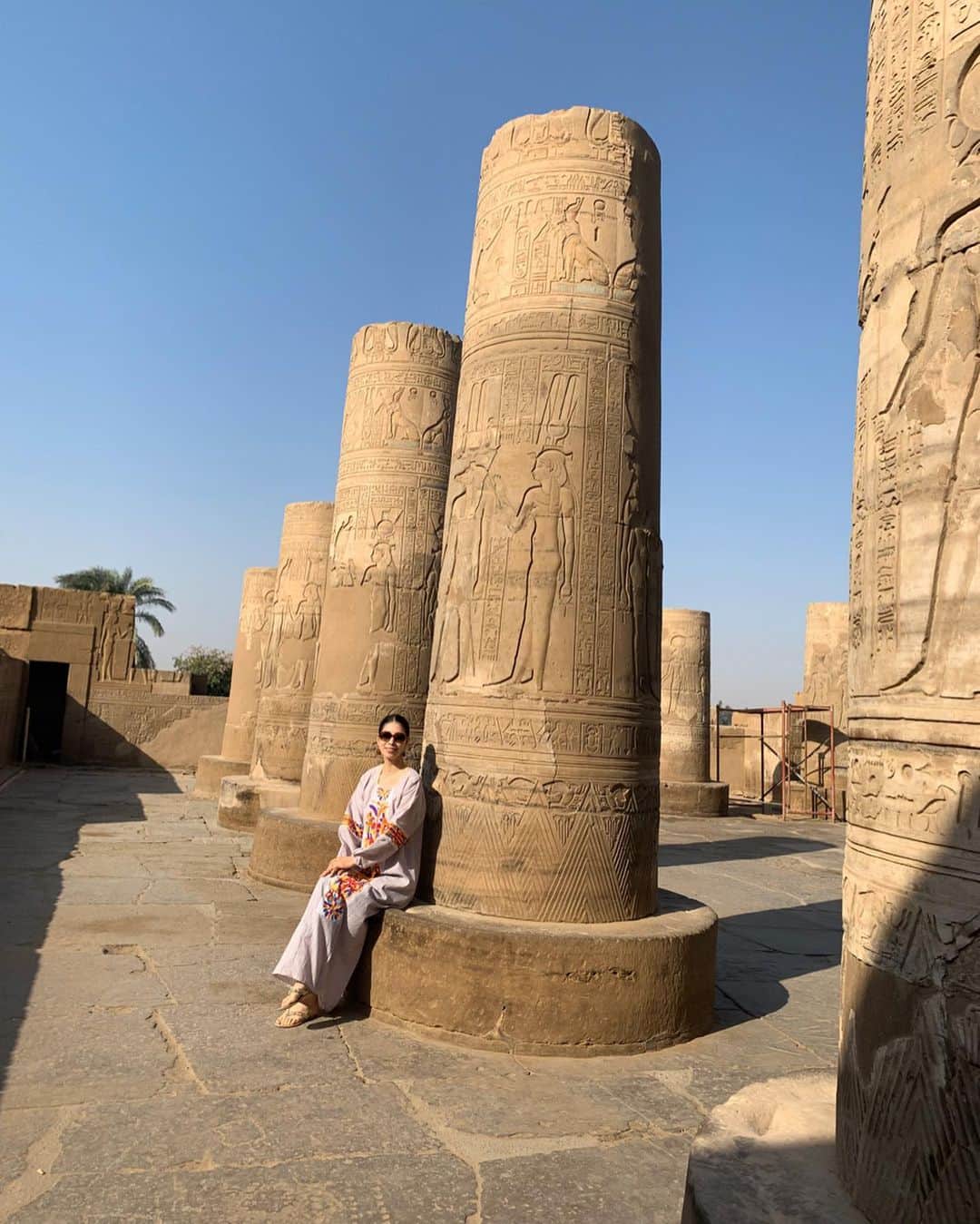 日高大地さんのインスタグラム写真 - (日高大地Instagram)「エジプト旅行記【コム・オンボ神殿とホルス神殿】﻿ ﻿ 1枚目は今回のエジプト旅行でとってもお世話になった、スーパーガイドのモハメッド さん😊モハ先生です。﻿ エジプト旅行へ行く予定の方はぜひご紹介したい！﻿ 着ているのは、エジプト民族衣装のガラベーヤ。現地調達しました🤗﻿ 木綿や麻で織られているので、涼しい！﻿ ﻿ 2.3.4.5. コム・オンボ神殿　迫力と、レリーフが綺麗！﻿ 6.7.8. ホルス神殿　ハヤブサの神ホルスを祭る神殿。﻿ エジプト国内で最も美しいホルス像と讃えられている。﻿ ﻿ ﻿ #travel #travelgram #instatravel #travelphotography #世界遺産 #旅写真#旅スタグラム#海外旅行﻿ #エジプト #エジプト旅行#ピラミッド#カイロ#ギザ#スフィンクス#砂漠#ナイル川#クルーズ#ナイル川クルーズ#エドフ#コムオンボ神殿#ホルス神殿#ガラベーヤ#egypt#nileriver#cairo#aswan#templeofkomombo#templeofhorus#garabeya#🇪🇬」2月23日 20時02分 - yoko92hidaka