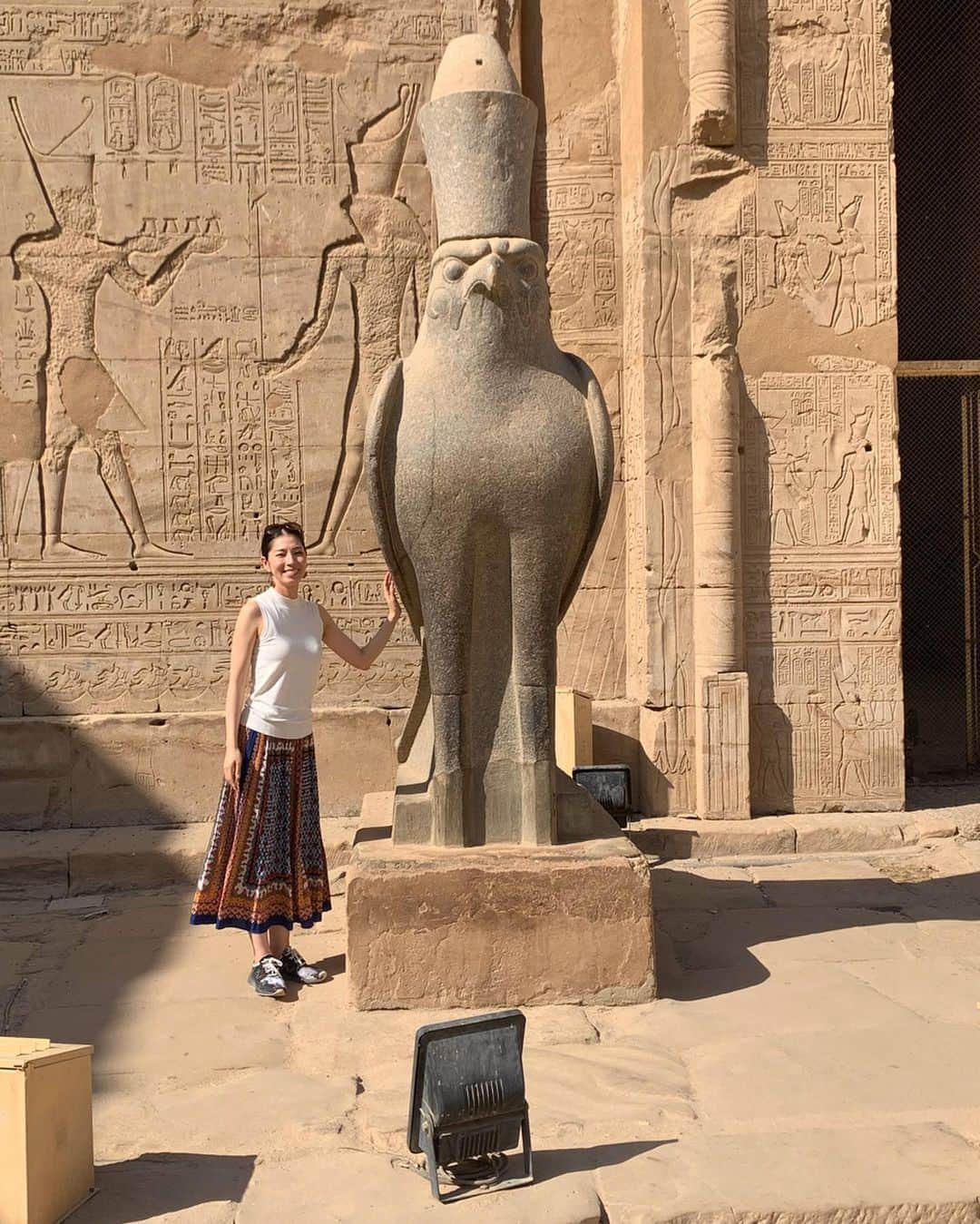 日高大地さんのインスタグラム写真 - (日高大地Instagram)「エジプト旅行記【コム・オンボ神殿とホルス神殿】﻿ ﻿ 1枚目は今回のエジプト旅行でとってもお世話になった、スーパーガイドのモハメッド さん😊モハ先生です。﻿ エジプト旅行へ行く予定の方はぜひご紹介したい！﻿ 着ているのは、エジプト民族衣装のガラベーヤ。現地調達しました🤗﻿ 木綿や麻で織られているので、涼しい！﻿ ﻿ 2.3.4.5. コム・オンボ神殿　迫力と、レリーフが綺麗！﻿ 6.7.8. ホルス神殿　ハヤブサの神ホルスを祭る神殿。﻿ エジプト国内で最も美しいホルス像と讃えられている。﻿ ﻿ ﻿ #travel #travelgram #instatravel #travelphotography #世界遺産 #旅写真#旅スタグラム#海外旅行﻿ #エジプト #エジプト旅行#ピラミッド#カイロ#ギザ#スフィンクス#砂漠#ナイル川#クルーズ#ナイル川クルーズ#エドフ#コムオンボ神殿#ホルス神殿#ガラベーヤ#egypt#nileriver#cairo#aswan#templeofkomombo#templeofhorus#garabeya#🇪🇬」2月23日 20時02分 - yoko92hidaka