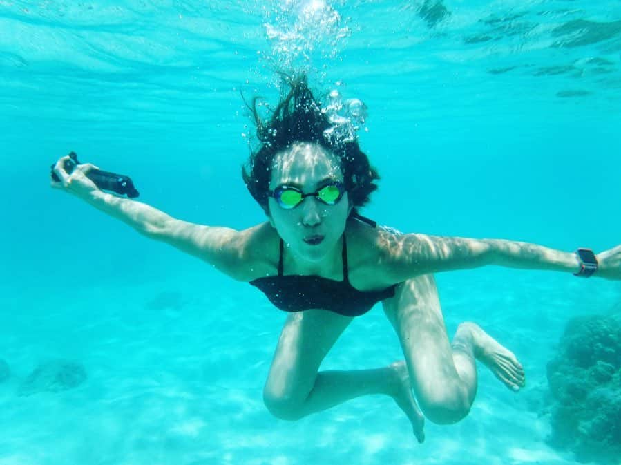 渡辺由布子さんのインスタグラム写真 - (渡辺由布子Instagram)「🐠🤿 ・ ＳＣＨＮＯＲＣＨＥＬ  リアルなバスクリンブルーの海がこの地球には存在していた。  タオ島はダイビングの聖地として知られているけれど、この透明度の高さなら、重装備無くともゴーグル一つで潜れば、たくさんの熱帯魚に出会える！ 無我夢中で1時間ばかり泳いだらあっという間に真っ黒に🧑🏾 ・ ・ @fujifilmjp_x のXP140コンパクトデジタル防水カメラで撮影📷 ・ ・  #ナンユアン島　 #素潜り #シュノーケリング #バスクリン #いい湯だな #離島旅 #islandhopping  #beachresort #schnorchel  #scubadiving  #sunburn ・ ・ ・ 📍 #KohNangYuan #Thailand #🇹🇭」2月23日 20時07分 - watanabe_yuko