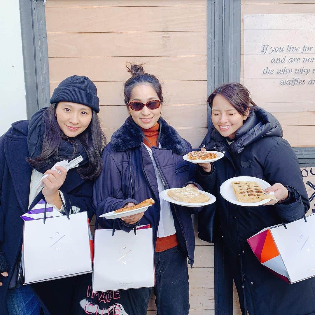 水崎綾女さんのインスタグラム写真 - (水崎綾女Instagram)「五人姉妹中、3人。 左から、2-5-4です。 (馬券みたい笑) #旅行 #🇧🇪 #ブリュッセル #ベルギー #ワッフル #🧇 #trip #travel #✈️ #sister」2月23日 20時08分 - misakiayame