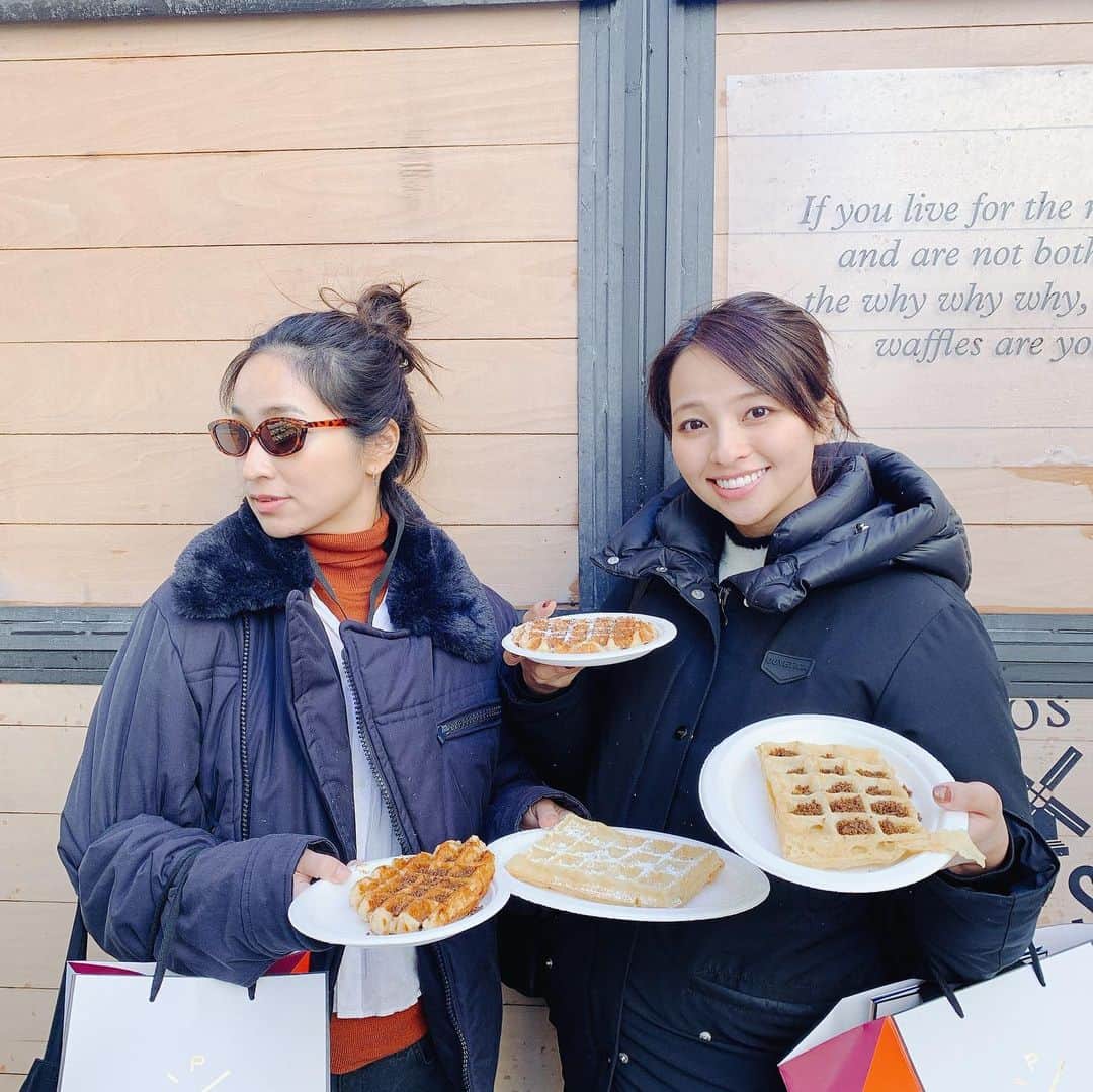 水崎綾女さんのインスタグラム写真 - (水崎綾女Instagram)「五人姉妹中、3人。 左から、2-5-4です。 (馬券みたい笑) #旅行 #🇧🇪 #ブリュッセル #ベルギー #ワッフル #🧇 #trip #travel #✈️ #sister」2月23日 20時08分 - misakiayame