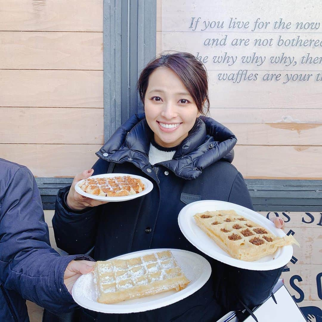 水崎綾女さんのインスタグラム写真 - (水崎綾女Instagram)「五人姉妹中、3人。 左から、2-5-4です。 (馬券みたい笑) #旅行 #🇧🇪 #ブリュッセル #ベルギー #ワッフル #🧇 #trip #travel #✈️ #sister」2月23日 20時08分 - misakiayame