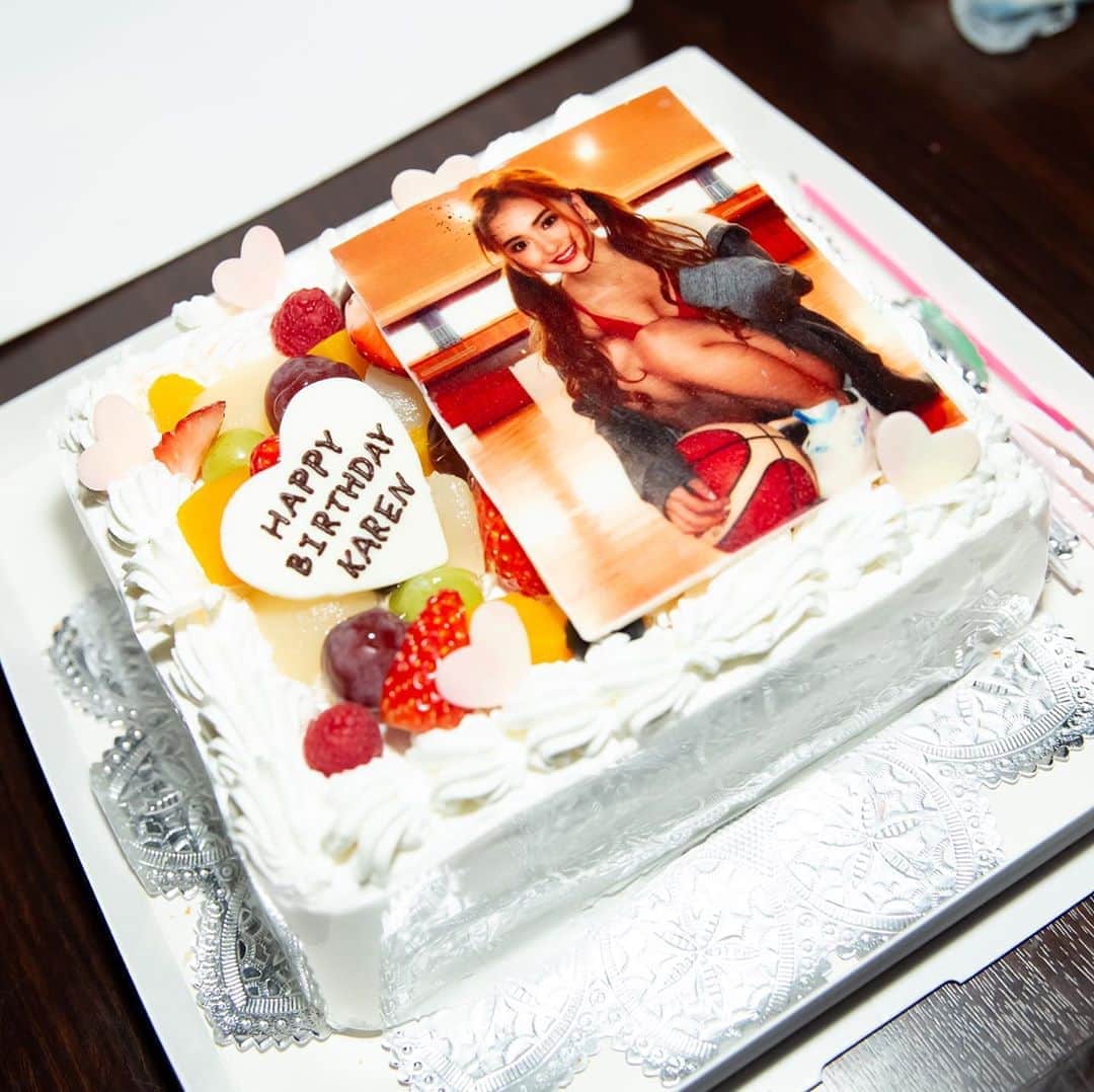 カレンさんのインスタグラム写真 - (カレンInstagram)「昨夜のビキニナイトageHaにて またお誕生日ケーキを…😭✨ ageHaさん @agehatokyo 毎年ありがとうございます!!!🙇‍♂️✨ 毎年かわいいケーキ🍰やっぱりとても嬉しいぃ。。♡ 昨夜も幸せな一夜でした😢💌💖 photo by @uhikaru  #cyberjapan #bikininight #ageha #birthday #bikinigirl」2月23日 20時18分 - cjd_karen