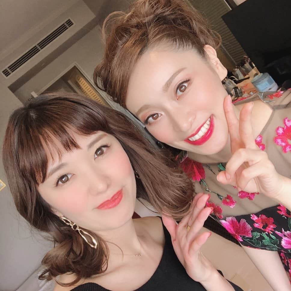 長江愛美さんのインスタグラム写真 - (長江愛美Instagram)「宝塚の同期、鳳真由と藤咲えりのランチ＆ディナーショーへ✨  2人とも相変わらず綺麗でキラキラしてた❤️ 2人のやりとりを見ていて懐かしい気持ちになりました🌸  同期の輝いてる姿を見るのは何より嬉しい❤️ 久々に会っても、久々な感じがしないのは、濃い日々を共に過ごした証です❤️ えり、まよ、素敵な時間をありがとう💋 本当に美しい歌声でした😍  #宝塚 #宝塚歌劇団 #同期 #ランチショー#ディナーショー#ミュージカル #鳳真由 #藤咲えり #91期 #美人すぎる #ありがとう」2月23日 20時11分 - manamin.512