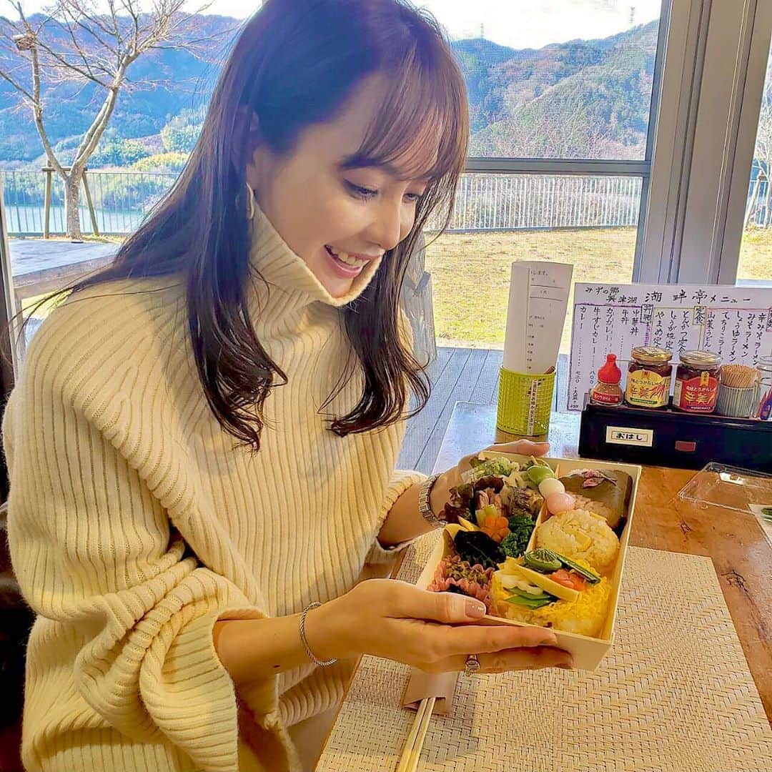 Aoiさんのインスタグラム写真 - (AoiInstagram)「まず立ち寄ったのはふるさと味わい館😚 こちらでは「マタギ弁当」を頂きました♡ 春の「春べっぴん」秋の「べっぴん　もみじ」冬の「マタギ」！ ３シーズンにわけて販売されるこちらのお弁当は、鏡野町の山菜や特産品がふんだんに使われているそうで、とっても彩り豊かで可愛い🌸 採れたてのお野菜たちが新鮮で全ての味がしっかり味わえて本当に美味しかったです❣️ デザートには栗の形をした「栗あんとん」を頂いて❤️とっても美味しくて大満足😋  #岡山県#鏡野町#旅行#女子旅#グルメ#岡山グルメ#オススメスポット#レジャー#休日#PR#ひとり旅#デート#マタギ弁当#ふるさと味わい館#栗あんとん#tabijyo#tabippo#tabigenic#tabimuse #インスタ映え」2月23日 20時13分 - aoioa