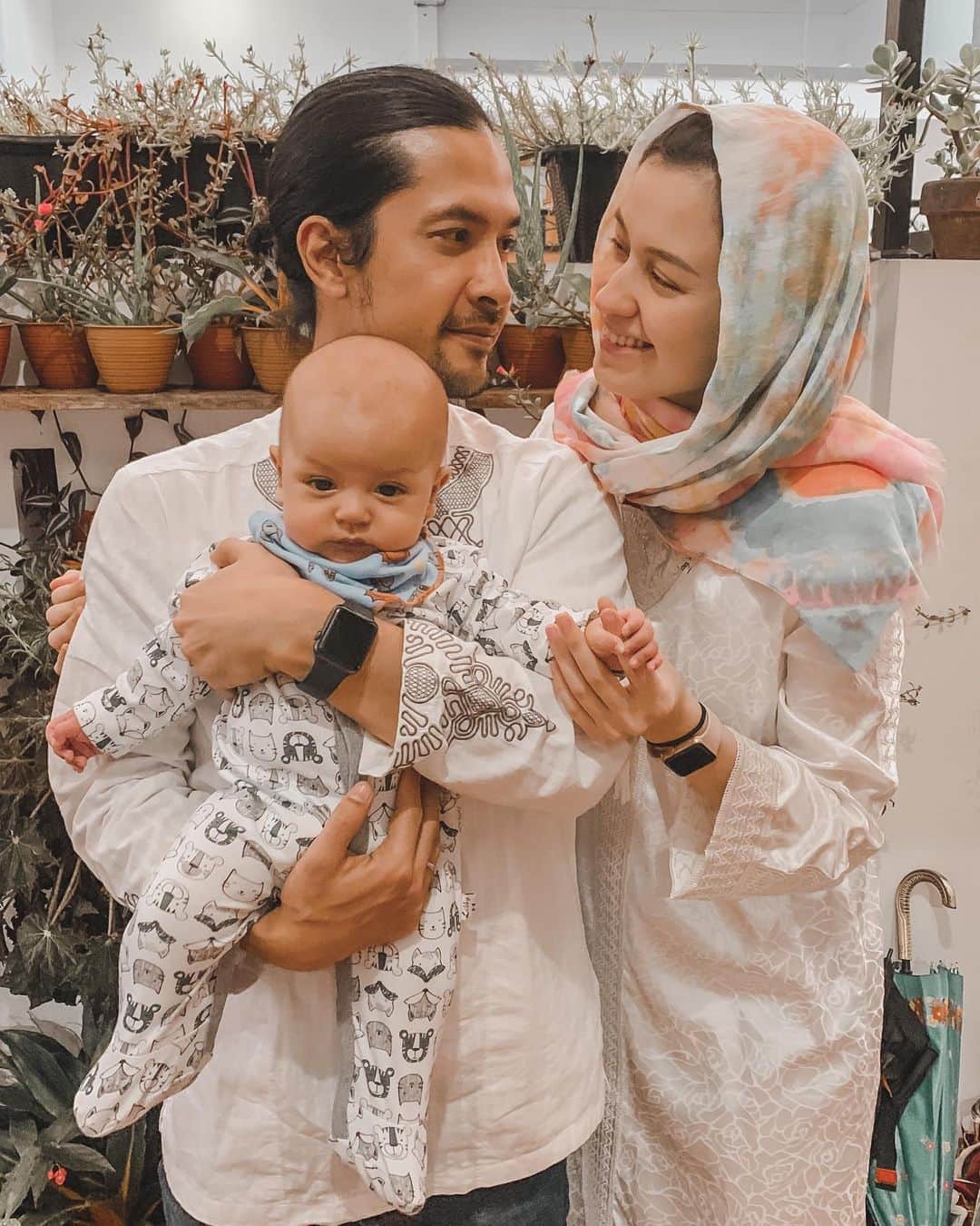 Kimberly Ryderのインスタグラム：「Have you ever seen a more hyped babe at his aqiqah? Probably not. 👶🏻🙌🏼🐏🐏」
