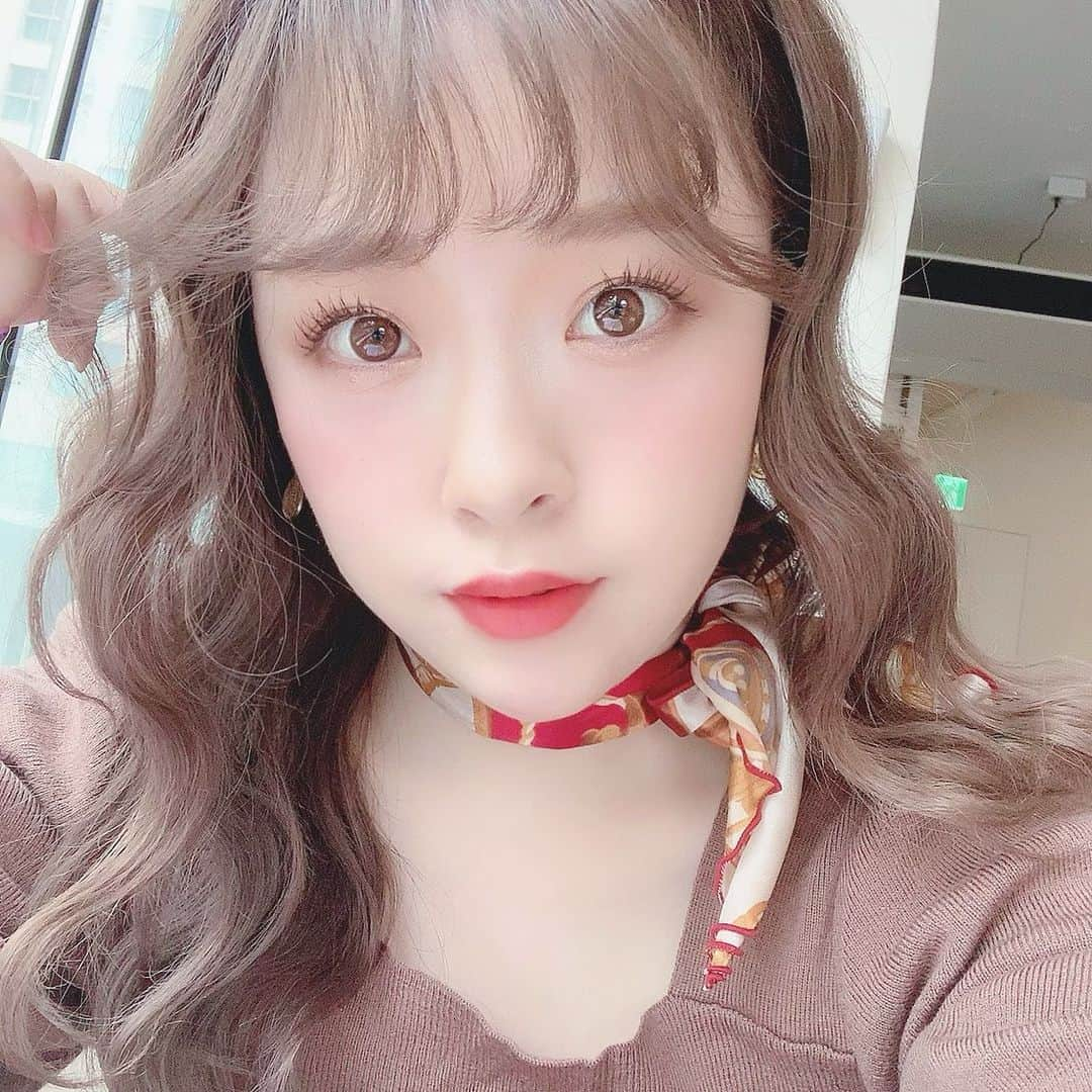 空山菜摘さんのインスタグラム写真 - (空山菜摘Instagram)「♡ Newヘアカラー & Newカラコン❤️ . . ゆいさんに紹介して頂いて初めて  @naoki.hair さんのとこでカラー☺️ ストーリーで載せるって言ってたのに 忘れてて韓国で慌てて撮ったけど😂 色落ちしてきてさらに透明感のある 絶妙カラーになってきた🥺💕 (3枚めが1番肉眼に近いかな🤔) . . カラコンはインスタライブ でも 質問もらってたんやけど、 @poplens_official のビビリングチョコ❤️ 1dayが遂に発売されて早速韓国に 持って行ったよ〜🥺✨めっちゃ自然で でも奥行き出る感じが好きで、私は ブラウンよりチョコ推しやから嬉しい🌈 . . . . . #ソラメイク #自まつ毛メイク #自まつ毛 #コスメレポ #プチプラコスメ #コスメオタク #美容垢 #ヘアカラー #POPLENS #ポップガールズまとめ #ナチュラルメイク #新作コスメ #カラコンレポ #ブラウンマスカラ #韓国コスメ #デパコス #エチュードハウス #ビビリングチョコ #エクセル #リンメル #インテグレート #イニスフリー」2月23日 20時21分 - natsumi_sorayama