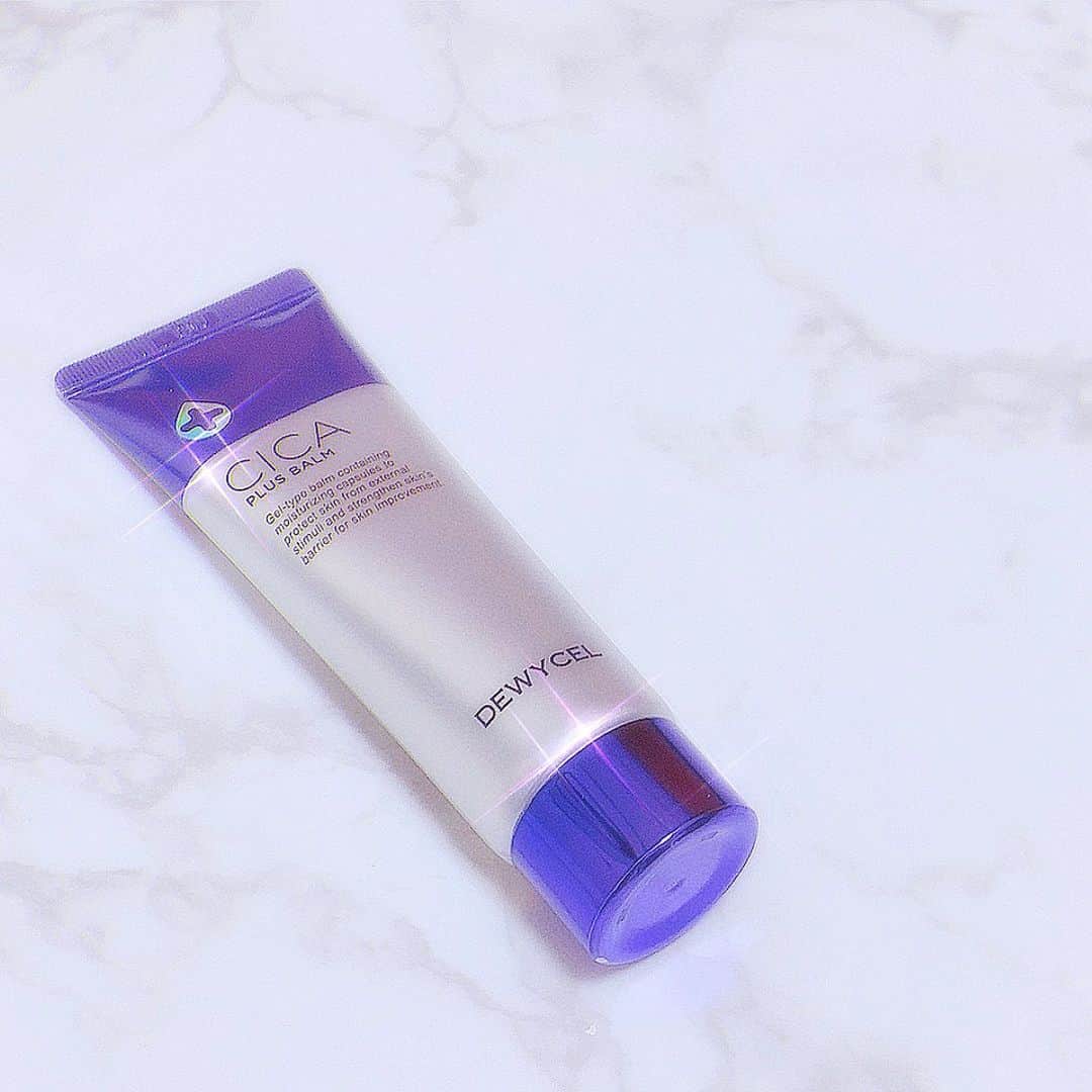 のインスタグラム：「Cica Plus Balm 🦋 ナチュラルな透明感とハリ肌✨😌 バームに潤い水分カプセルが含まれてて 肌に塗り込むとじわっと ナチュラルな透明感とハリが実感できるクリーム  #cica には肌再生効果があるから 肌調子が傾きがちなときはcica効果のあるものをスキンケアに取り入れたり cica成分入りのクッションファンデについつい手が伸びてる🦋❤︎😌 ． 質問にあったので デュイセルの商品は楽天&アマゾンで買えますよ👍 #美容 #愛用品 #スキンケア #コスメ #韓国コスメ #クリーム #cica #cicacream #preciousvaluabledewycel #シカクリーム #ニキビ #dewycel #dewyholic #再生クリーム」