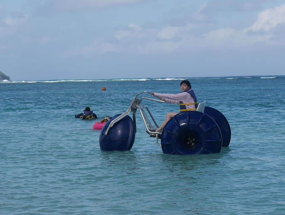 中山莉子さんのインスタグラム写真 - (中山莉子Instagram)「→﻿ 海で水上自転車に乗ったり﻿ 浜辺のパラソルでゆったりしたり﻿ 楽しい時間は一瞬で過ぎますね🏖﻿ ﻿ #グアム旅行#guam#beach」2月23日 20時23分 - nakayama_riko_official