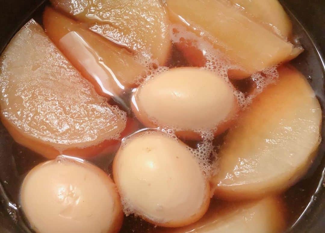 黒田絢子さんのインスタグラム写真 - (黒田絢子Instagram)「出来上がり♡ . . 大根と卵の煮付けは 生姜も入ってます♪ 一日浸かったよ♡ . おにぎりは煮付けの出汁を混ぜて塩で少し味付けして、ごま油でさっと焼きおにぎりに。そのままでもうま。 . . ミートボールはあやお弁当用に買ってたやつ笑笑 . . 白菜と玉ねぎの豆乳の味噌汁 これはそのままだよ♡ 昨日はコンソメだったのを 味噌と出汁を加えて和風に。 . . 大根ピクルスは 酢につけただけやよ♪ . . とハイボール。 . . #アヤsキッチン #夜ご飯 #簡単なもの #和食」2月23日 20時24分 - ayakokuroda_official