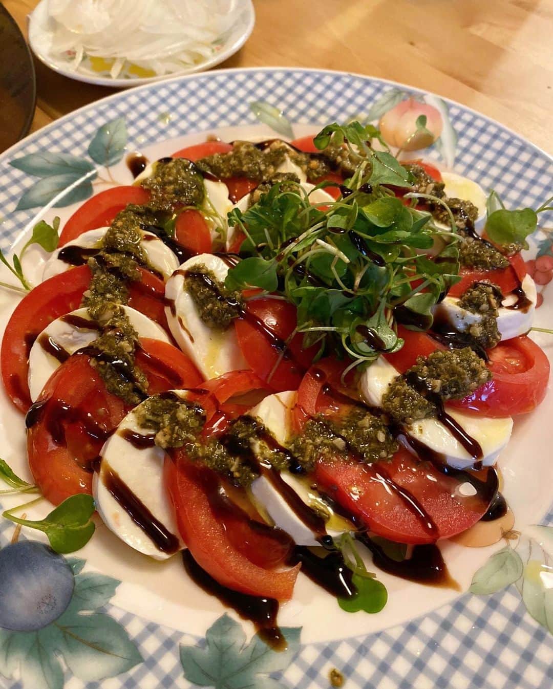 パク・ミンジのインスタグラム：「Cooking & party 😚 ‘오랜만에’ 의욕 좋게 요리 좀 해놓구서 손님 불러 온종일 먹고 마셨다 히히ㅎ  바질 카프레제. 광어 카르파쵸. 뵈프부르기뇽🍴」