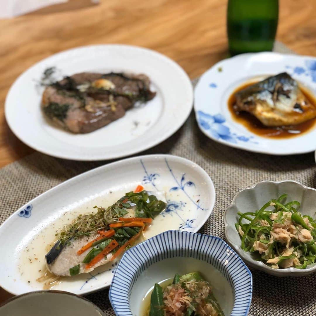 大戸千絵さんのインスタグラム写真 - (大戸千絵Instagram)「福田家の食卓  この日は前々回のルヴァン杯の前日のご飯。 前日の夜ごはんには生物を控えています。 そのかわり魚料理が『焼、蒸、煮』などで違いをつけて2種だしています。 この日はお得意の魚ホイル蒸しと、鯖の味噌煮込み🐟 サバの味噌煮は息子も大好きで、本当によく食べてくれます。 3枚目は息子ごはん。 ちょうど「さかなにふりかけかける〜」と言ってます。 ……お断りしました。笑 □献立□ ■オクラのお浸し ■無限ピーマン ■もやしとささみのナムル ■鯖の味噌煮 ■さわらのホイルむし （この日のお野菜はにんじん、ニラ、ブロッコリースプラウト） ■ハーブでつけこんだラム肉ステーキ ■かぼちゃのポタージュ ■ごはん  来週は副菜のレシピを記事で公開予定です〜」2月23日 20時31分 - chie_ohto
