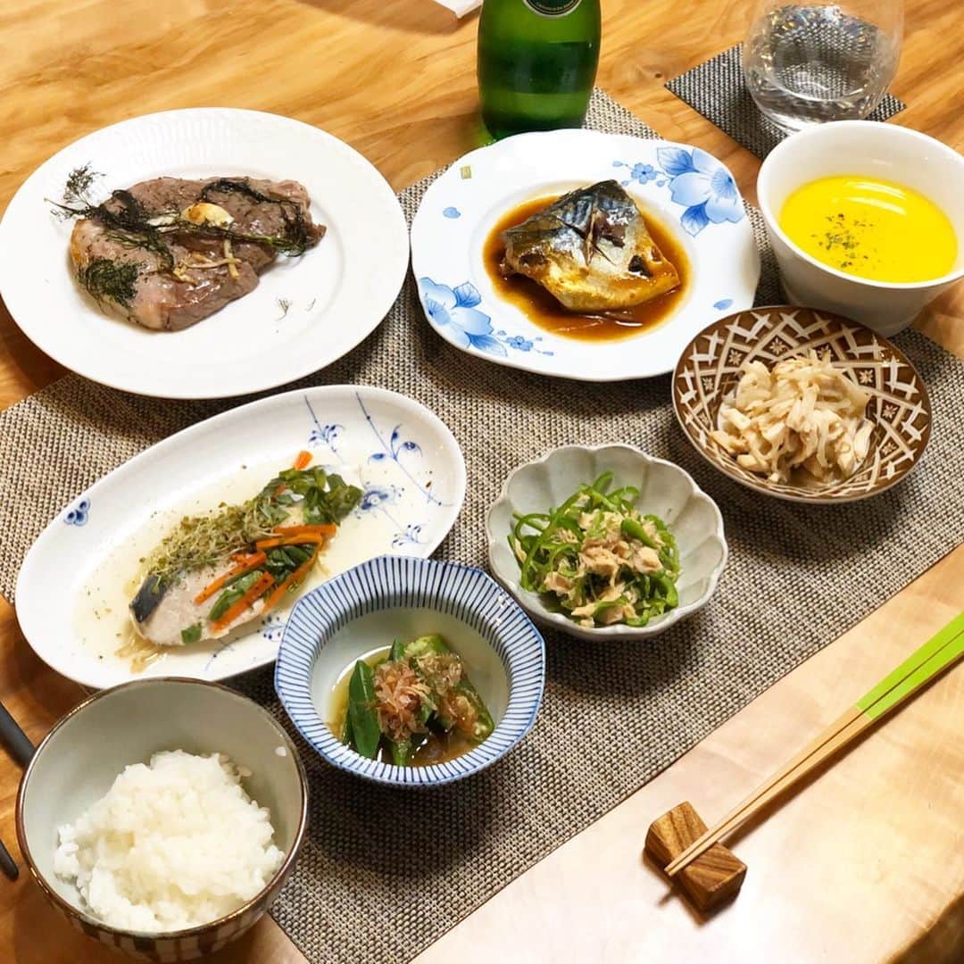 大戸千絵さんのインスタグラム写真 - (大戸千絵Instagram)「福田家の食卓  この日は前々回のルヴァン杯の前日のご飯。 前日の夜ごはんには生物を控えています。 そのかわり魚料理が『焼、蒸、煮』などで違いをつけて2種だしています。 この日はお得意の魚ホイル蒸しと、鯖の味噌煮込み🐟 サバの味噌煮は息子も大好きで、本当によく食べてくれます。 3枚目は息子ごはん。 ちょうど「さかなにふりかけかける〜」と言ってます。 ……お断りしました。笑 □献立□ ■オクラのお浸し ■無限ピーマン ■もやしとささみのナムル ■鯖の味噌煮 ■さわらのホイルむし （この日のお野菜はにんじん、ニラ、ブロッコリースプラウト） ■ハーブでつけこんだラム肉ステーキ ■かぼちゃのポタージュ ■ごはん  来週は副菜のレシピを記事で公開予定です〜」2月23日 20時31分 - chie_ohto