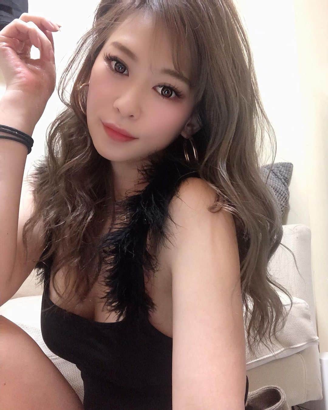 長谷川唯のインスタグラム：「・ ・ 明日が楽しみな日なんだ🧡🧡そう言うときに限って寝れなーい笑　三連休みんなも楽しんで下さい💗🥰✨ ・ ・ #me #happy #家が大好きすぎる #home #love #instagood」