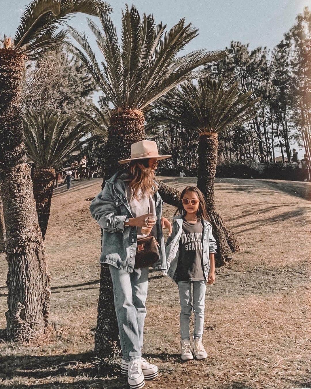 ✷kana✷のインスタグラム：「🌈picnic🥪 . . 春を感じられた〜〜🌴 暖かくなってきたらだいすきな デニデニ〜👖👟 . 母も娘も @laulea_shop のデニジャケよん♡ 今年っぽい少しロングめな丈でルーズ！ 大活躍な予感です！！ . #親子コーデ #親子リンクコーデ」