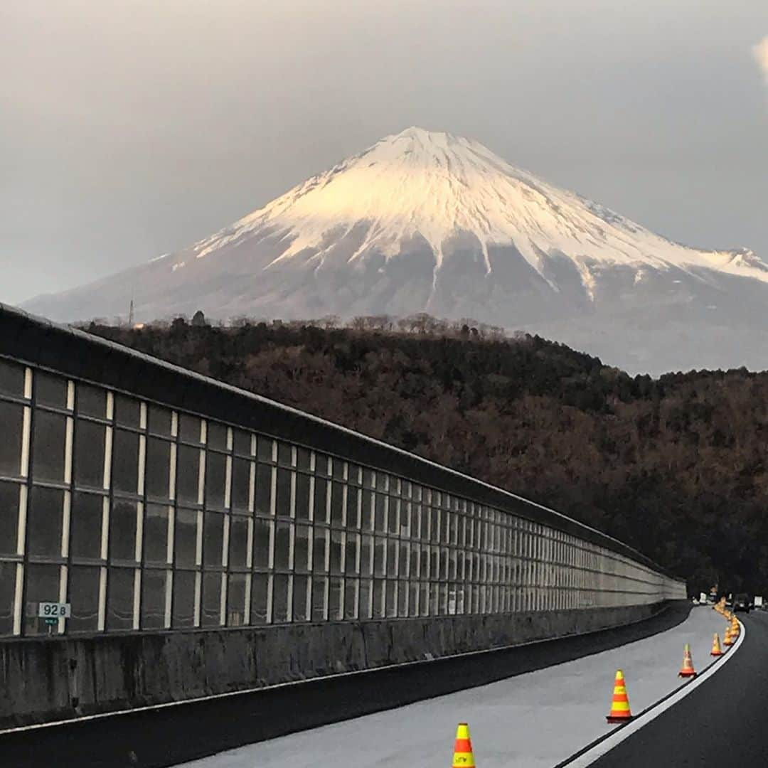 鈴木福さんのインスタグラム写真 - (鈴木福Instagram)「今日は富士山の日！  この間、車の中から綺麗な富士山が撮れました！！ ちょーきれい！！ 自撮りは去年の2月に行ったスキー教室前日の写真(笑)  鈴木福ってOBAKAさん(笑)  #富士山の日#223の日#車#綺麗#写真#自撮り#スキー教室#OBAKAさん」2月23日 20時37分 - s_fuku_te