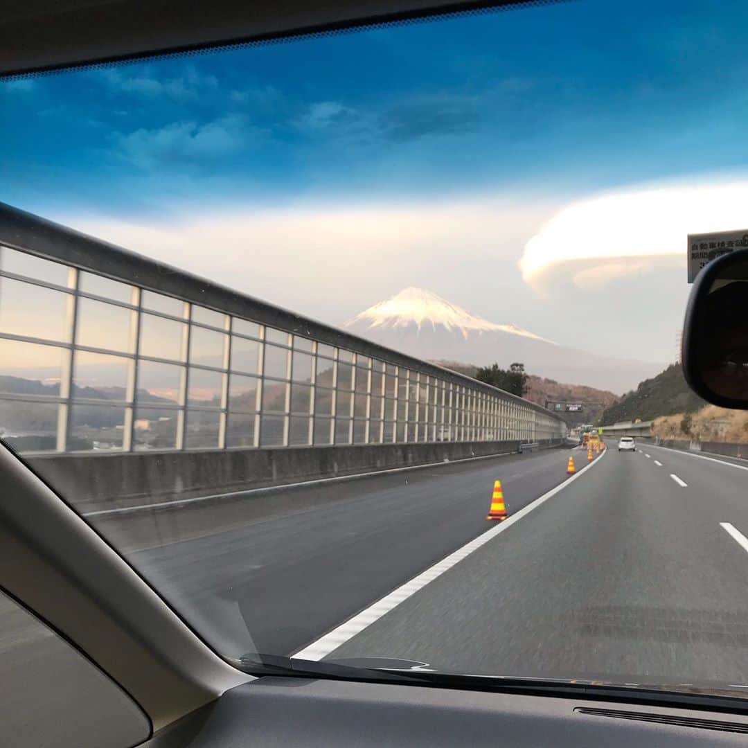鈴木福さんのインスタグラム写真 - (鈴木福Instagram)「今日は富士山の日！  この間、車の中から綺麗な富士山が撮れました！！ ちょーきれい！！ 自撮りは去年の2月に行ったスキー教室前日の写真(笑)  鈴木福ってOBAKAさん(笑)  #富士山の日#223の日#車#綺麗#写真#自撮り#スキー教室#OBAKAさん」2月23日 20時37分 - s_fuku_te