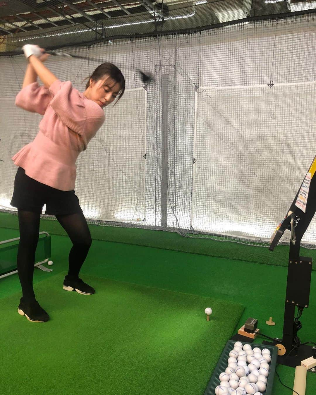 橋本真依さんのインスタグラム写真 - (橋本真依Instagram)「・﻿ ﻿ 先日 @tsgolfacademy さんで ウッドの練習してもらいましたっ✨﻿ いつも7ℹ︎で130くらいの私は﻿ 150〜160打てるものがなーーーい💦と嘆いてて。﻿ ﻿ ここで教えていただいたおかげでやっと﻿ 5番ウッドと仲良くなれてきました✨﻿ まだまだこれから練習して安定させていきます❣️﻿ ﻿ 　@tsgolfacademy さんありがとうございました😊・ ・ 「ジャックバニー✖️ドラえもん」﻿ 去年のコンペでいただいてから私のドライバーカバーでいつもお供してくれています💗﻿ ﻿ なんだか最近ドラちゃんグッズが増えがち❣️﻿ ﻿ BIGOライブでもこの子は登場するので﻿ よかったら皆さん遊びにきてね💗﻿ アプリダウンロードして﻿ ID hashimotomaiで出てきますっ✨﻿ ほぼ毎日配信中なので、サクッとコメントしに﻿ 遊びにきてくれるだけで嬉しいです😆﻿ ﻿ ﻿ ﻿ ﻿ ﻿ #女子力ねーさん#ドラちゃん#ドラえもん#ジャックバニー#ゴルフ#女子ゴルフ部#ゴルフねーさん#ゴルフバカ#ゴルフレッスン#シュミレーションゴルフ#ゴルフ上手くなりたい#ゴルフ三昧#ゴルフ日記#インスタゴルフ#100切りたい#golf#golfswing#golflesson﻿ #ティーズゴルフアカデミー #ゴルフレッスン #中目黒ゴルフ #ゴルフ女子pr #コラボベース #pr﻿ #happy#smile#love#peace#lucky#tbt#l4l」2月23日 20時43分 - hashimotomai430