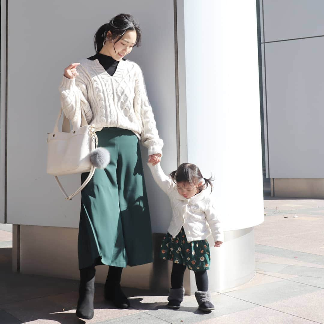 Eri Satoさんのインスタグラム写真 - (Eri SatoInstagram)「white×green×blackリンクコーデ · tops: @titivatejp pants: @fabia.jp bag: @kalie_official shoes: @outletshoes_official · こちらは先日のコーデ。 今日は👦👧連れてスナップへ。 過去最速で撮り終わって逆に不安になった···🤣 もうアウターしまいたいけどまだ寒い日あるのかな？🤔 · #titivate#titivatestyle #アウトレットシューズ#outletshoes_life #fashion#ootd#outfit#code#coordinate#style#ファッション#コーディネート#コーデ#プチプラ#プチプラコーデ#シンプルコーデ#mamagirl#locari#ママファッション #partegram #l4like#カジュアル#2人のレディーフォト #マーアンドミー」2月23日 20時53分 - satoeri626