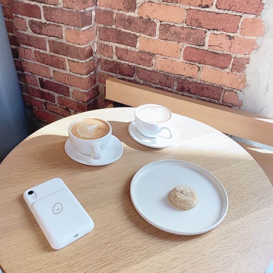 みさねのインスタグラム：「iPhoneケースどこのってコメントきたけどAppleのスマートバッテリーケースに手書き加工しました🌞笑非売品 ㅤ サンフランシスコのブルーボトルコーヒー☕️ ㅤ #ブルーボトルコーヒー #bluebottlecoffee #サンフランシスコ #カフェ #カフェ巡り #おしゃれカフェ」