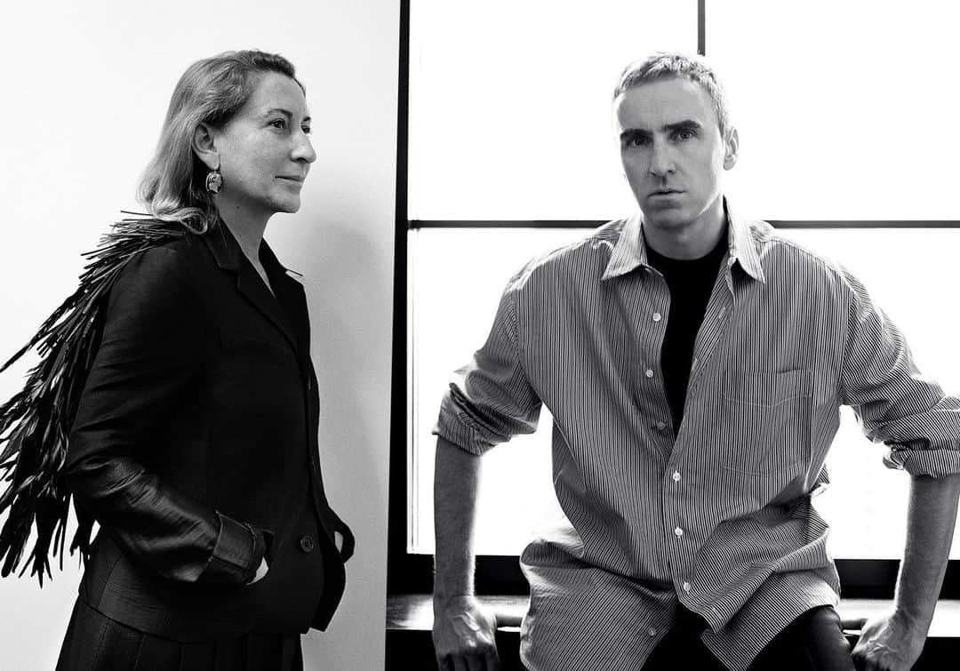 Vogue Parisさんのインスタグラム写真 - (Vogue ParisInstagram)「Raf Simons & Miuccia Prada join forces to co-helm Prada. Raf Simons announced as co-creative director working alongside Miuccia Prada from April 2nd 2020 "with equal responsibilities for creative input and decision-making". The first collection designed by Miuccia Prada and Raf Simons will be the Spring/Summer 2021 womenswear show taking place in Milan in September 2020. #prada #rafsimons @prada @rafsimons」2月23日 20時52分 - voguefrance