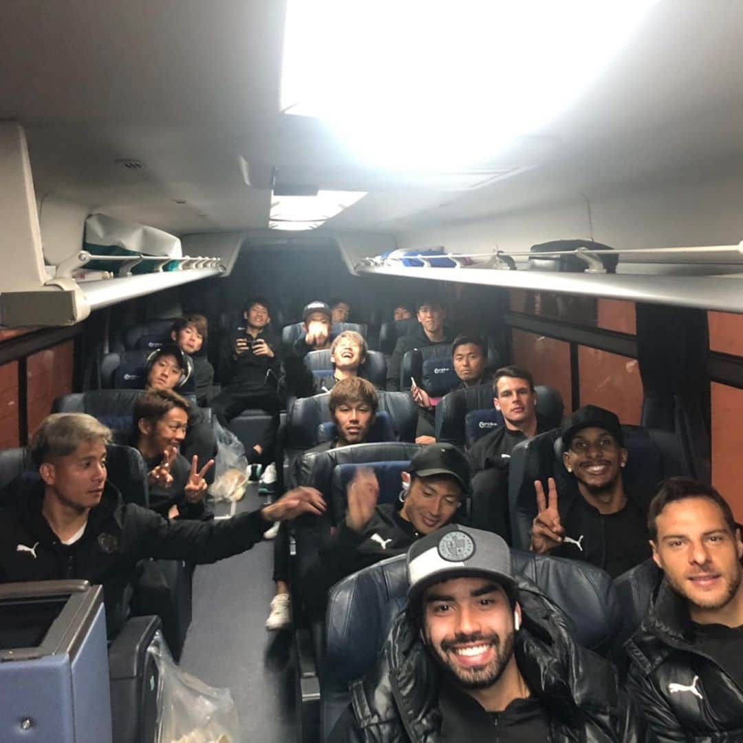 のインスタグラム：「昨日も沢山の応援本当に有難うございました！ 開幕戦、まずはどんな形であれ勝った事が全てだと思います。 準備してきたことをなかなか出せずに苦しい試合となりましたが90分間ハードワークしてみんなの力で掴み取ることが出来たのも昨シーズンのベースがあるからこそ！ そこからもっともっと成長してタイトルとるぞー👍👍👍 個人としては開幕戦でメンバーに入る事は当初予定していなかったので、このタイミングでチームの力に慣れて嬉しいです。よりコンディションを上げてもっともっとチームの力になっていけるように頑張るぞっ💪  #よーいちろー先輩の顔に手がかぶってるぞ #二回目は確信犯 #そんな感じで最年長として #チームを盛り上げていきたいと思います #返り咲きカウントダウン」