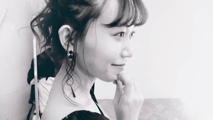 辻詩音のインスタグラム：「YouTubeに先日のアー写撮影のメイキングフィルムupしました👸🏰 最新曲「Mirror」のMV風に編集したから観てみて〜！ そして近々、アジアツアーのメイキングも上げる予定なので、チャンネル登録と通知オンにしてもらえたら、喜びの舞っ💃 動画はオフィシャルサイトのMovieの欄からも観れるよ💟 動画編集奥深くて、日が明ける。 #辻詩音 #Mirror #mv #tsujishion #shiontsuji ##츠지시온 #singersongwriter  youtu.be/R5aHdUqbqpc」