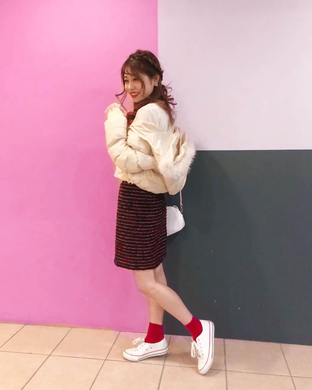 のインスタグラム：「#code 🌸﻿ ﻿ 最近、もう梅の花が﻿ チラホラ咲いてるの見かけて﻿ ルンルン♬してます🌸💕﻿ ﻿ コロナとか流行ってるけどみんな大丈夫かなぁ😭♥﻿ 最近私はマスクを常備してます！﻿ ﻿ インフルも流行る時期だからほんとにこわい…﻿ ﻿ ﻿ みんなも気をつけてね😫🙌🏻💦﻿ ﻿ ﻿ ⸜❤︎⸝〜𝚌𝚘𝚍𝚎〜⸜❤︎⸝﻿ ﻿ ﻿ ❥ショートダウンコート﻿ ﻿ @marieebouquetde ﻿ #bouquetdeMarie﻿ ﻿ ❥スカート﻿ ﻿ @swingle_official﻿ ﻿ ❥トップス﻿ ﻿ @agbyaquagirl ﻿ ﻿ ﻿ ❥スニーカー﻿ ﻿ @converse_jp ﻿ ﻿ ﻿ ﻿ ﻿ 👟﻿ ﻿ #コーデ  #ファッション #fashion #コーディネート #outfit #プチプラ #プチプラコーデ #今日の服 #今日のコーデ #韓国ファッション #カジュアル #fashionista #カジュアルコーデ　#スニーカー #スニーカーコーデ #スニーカー女子 #春コーデ #﻿ #はきやすい靴 #歩きやすい  #大人女子 #大人カジュアル #春靴 #靴コーデ #足元コーデ #コンバース #ダウンコーデ #ショート丈」