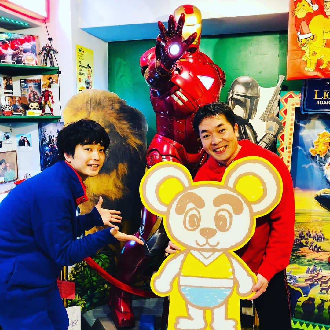 大和田健介さんのインスタグラム写真 - (大和田健介Instagram)「#新横浜　#アソビバtoyscafe に #ディズニー　パークの王子様💕🌞🌞 #うえちゃん　が　アソビに来てくれました❗️❗️ #横浜アリーナ　で開催した #美女と野獣　コンサートの帰りに よってくださったみたい🌞💕💕💕💕 #まんぷくフーフ　のお二人も きてくださいました🌞🌞🌞🌞 アソビバtoyscafe の　#ライオンキング #ムファサ　と　#うえちゃん はじめて対面できました💕💕🌞 #冨田佳輔　も　ご縁をありがとう😊  #うえっこ #大和田伸也　と　#大和田健介　#まゆくーまん  #アソビバトイズカフェ #disney #ディズニーパーク #ディズニーランド　#ディズニーシー #dオタ　#カフェ　#喫茶店 #おもちゃカフェ　#スターウォーズ 　#アイアンマン　 #仮面ライダーゼロワン 🟡🟡🟡🟡🟡 #映画カフェ #アメコミ　#アソビバ #toys」2月23日 21時01分 - oowada_kensuke