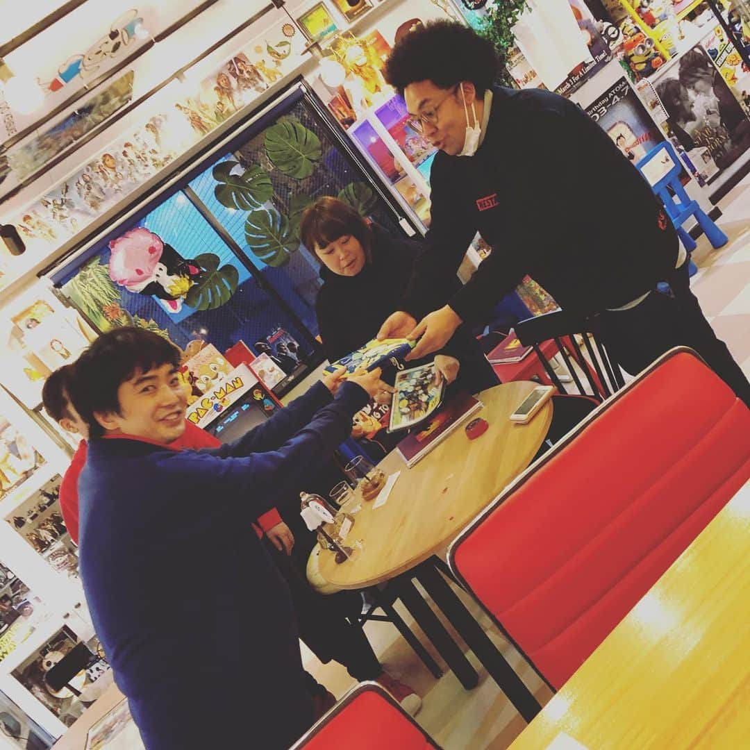 大和田健介さんのインスタグラム写真 - (大和田健介Instagram)「#新横浜　#アソビバtoyscafe に #ディズニー　パークの王子様💕🌞🌞 #うえちゃん　が　アソビに来てくれました❗️❗️ #横浜アリーナ　で開催した #美女と野獣　コンサートの帰りに よってくださったみたい🌞💕💕💕💕 #まんぷくフーフ　のお二人も きてくださいました🌞🌞🌞🌞 アソビバtoyscafe の　#ライオンキング #ムファサ　と　#うえちゃん はじめて対面できました💕💕🌞 #冨田佳輔　も　ご縁をありがとう😊  #うえっこ #大和田伸也　と　#大和田健介　#まゆくーまん  #アソビバトイズカフェ #disney #ディズニーパーク #ディズニーランド　#ディズニーシー #dオタ　#カフェ　#喫茶店 #おもちゃカフェ　#スターウォーズ 　#アイアンマン　 #仮面ライダーゼロワン 🟡🟡🟡🟡🟡 #映画カフェ #アメコミ　#アソビバ #toys」2月23日 21時01分 - oowada_kensuke