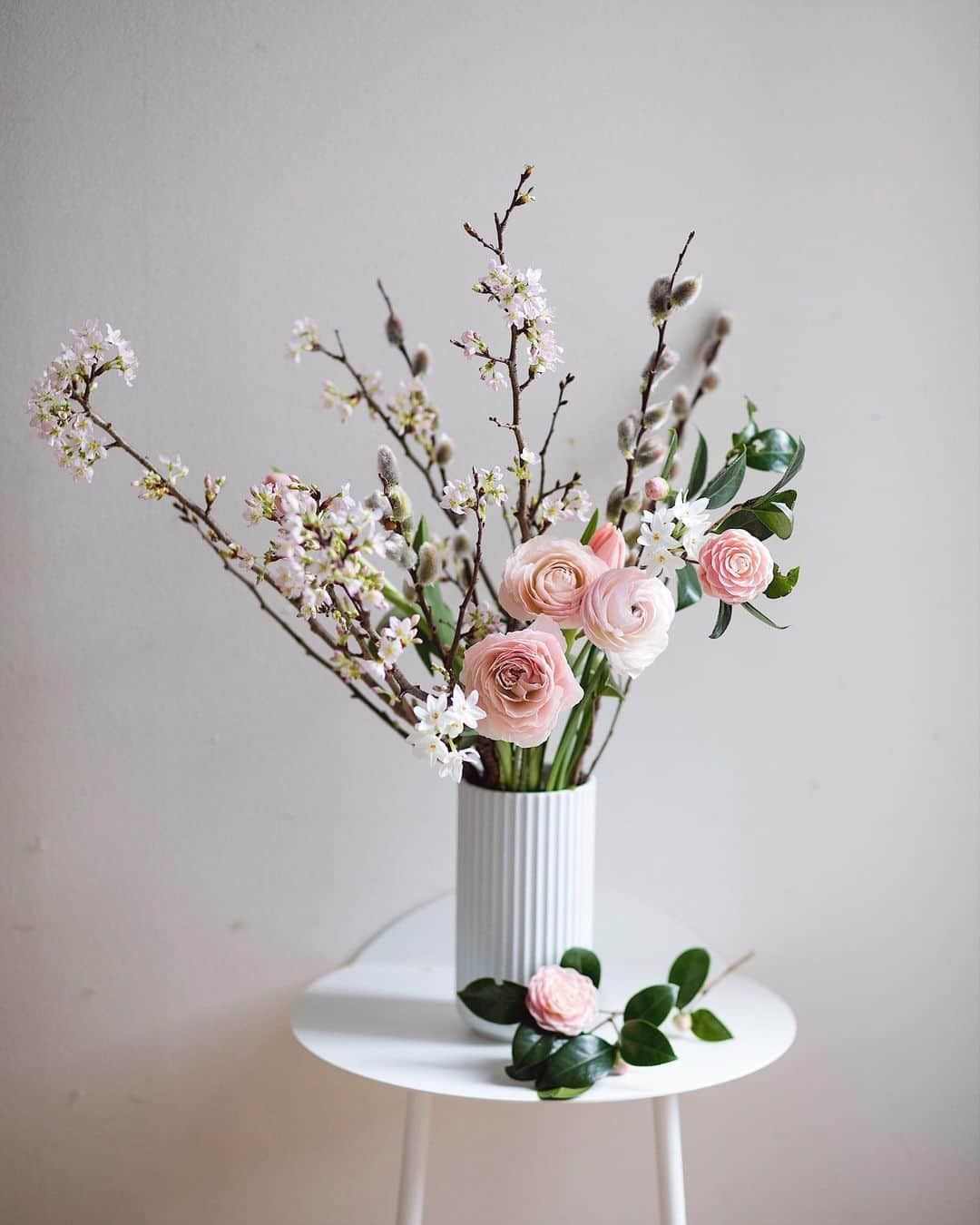 増田由希子さんのインスタグラム写真 - (増田由希子Instagram)「Spring-filled bouquet using my favorite sakura, ranunculus ,camellia,tulips and paperwhites.  #sakura #ranunculus #camellia #tulips #daffodils #Narcissus #lyngby #bouquet  春はすぐそこまで🌸昨日の横浜教室は、優しい色の春の花で包まれていました。 #NHK文化センター横浜教室今月の花 #啓翁桜」2月23日 21時11分 - nonihana_