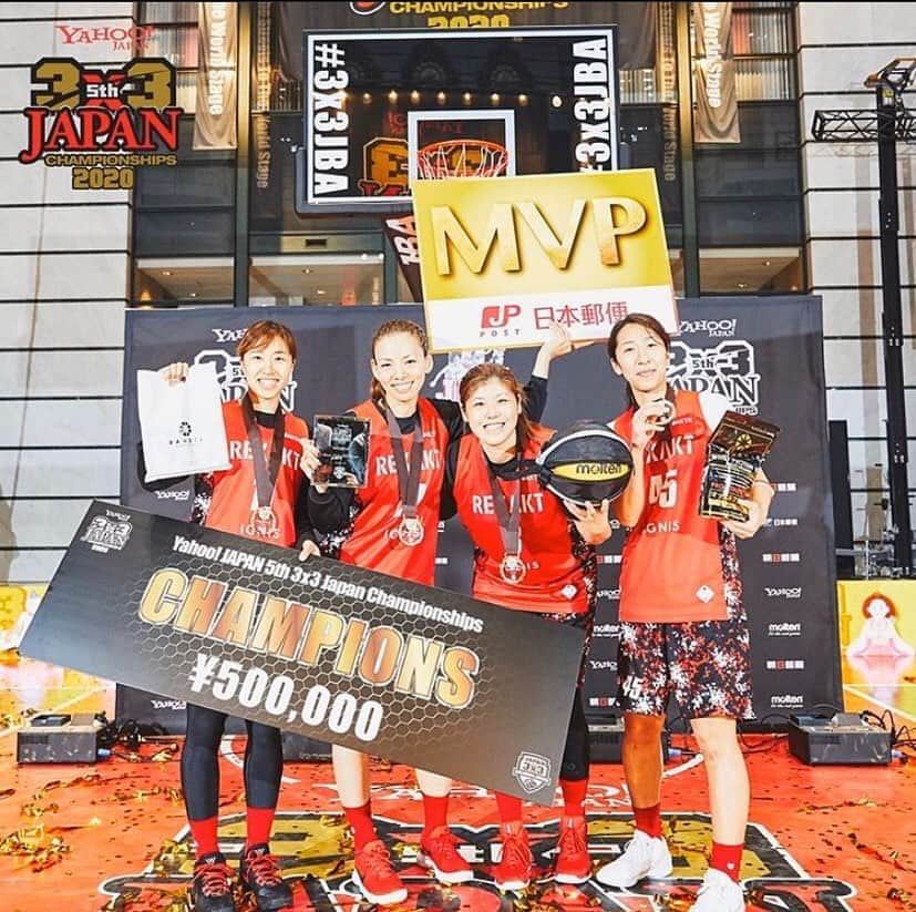 矢野良子のインスタグラム：「2020/2/22-23 Sat.-Sun. . Yahoo! JAPAN  第5回 3x3 日本選手権大会 @大森ベルポート . ✨REXAKT✨優勝✨ . . REXAKTとして初の日本選手権大会 . このメンバーで戦えるのも 残り数少ない中 今日この結果が出せた事は凄く嬉しい . . やはりやるからには勝ちたい 去年の大会はまだ膝のリハビリ真っ最中で 出たくても出れなかったこの大会 . . ここ最近は負けが続いていて 勝ち方さえも忘れてしまった様な感覚に陥ってたりもして不安要素しか無かった . . 最後は気力とBBAの意地で踏ん張れました . . そして光栄にも MVP頂きました 嬉しい限りです❗️ . . 今夜のニュースに少しばかり 取り上げられるかも？しれません . . 後は明日の新聞等かな？ . . 私の最後になりつつある 貴重な写真やインタビューになるかも知れませんね . . SIMONもお疲れ様でした このチームと決勝で戦えて本当に良かった . 〈試合結果〉 ◆2/22 Sat. 22-1  REXAKT vs A2K2 21-11 REXAKT vs CHIBA ◆2/23 Sun. 21-13 REXAKT vs QUEEN BEE 20-11 REXAKT vs SIMON . . #3x3JAPANCHAMPIONSHIPS2020 #3x3JBA #3x3日本選手権大会 #fiba3x3  #3x3 #basketball #stance #aktr #REXAKT #矢野良子 #名木洋子 #前田有香 #石川麻衣 #大森ベルポート #大森」